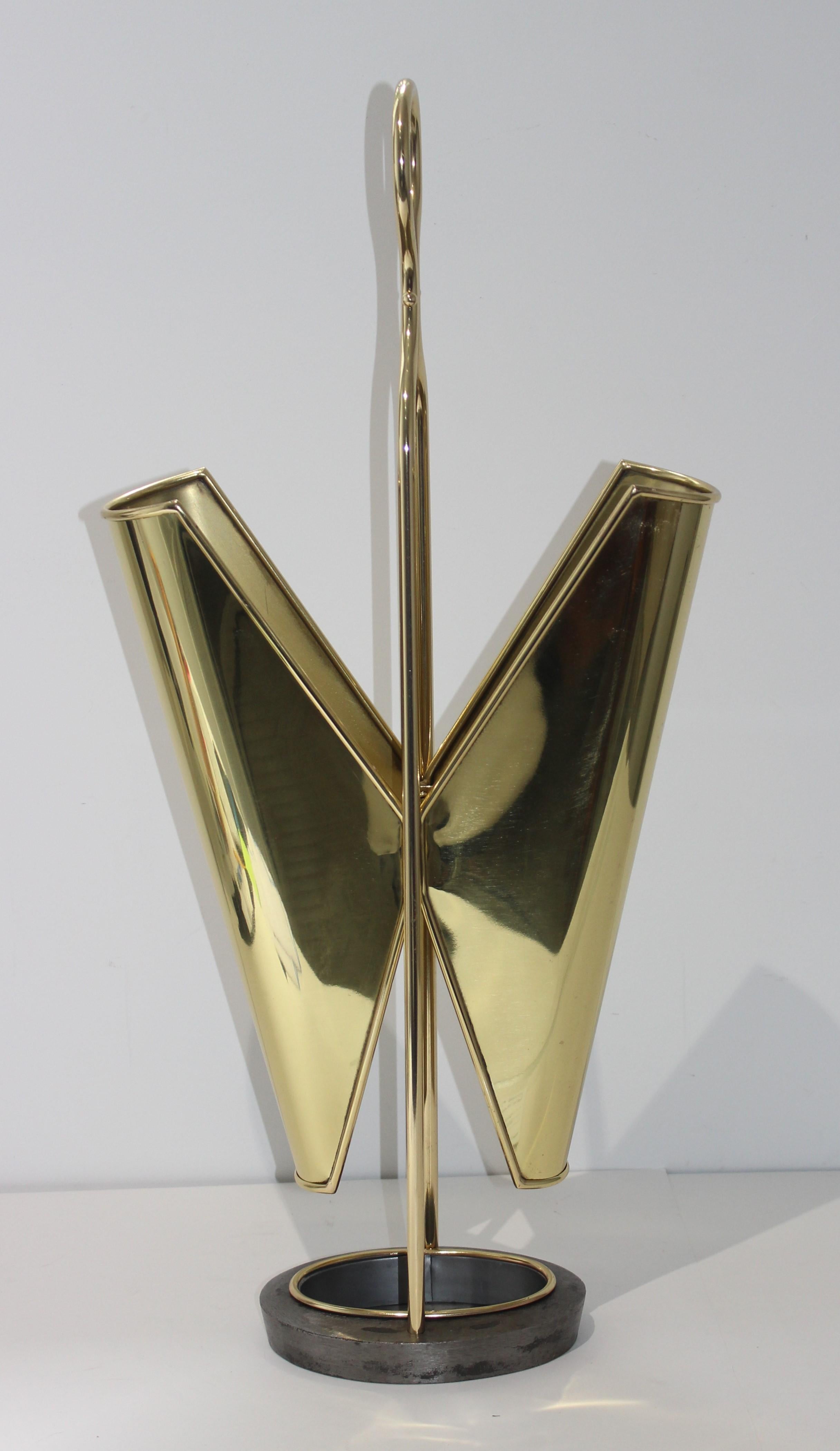 This stylish double sided Italian brass umbrella holder dates to the 1950s and has been professionally polished and lacquered.

Note: Stamped made in Italy Riservato (see images 10 ad 11).

Note: The drip pan is removable for cleaning.
   