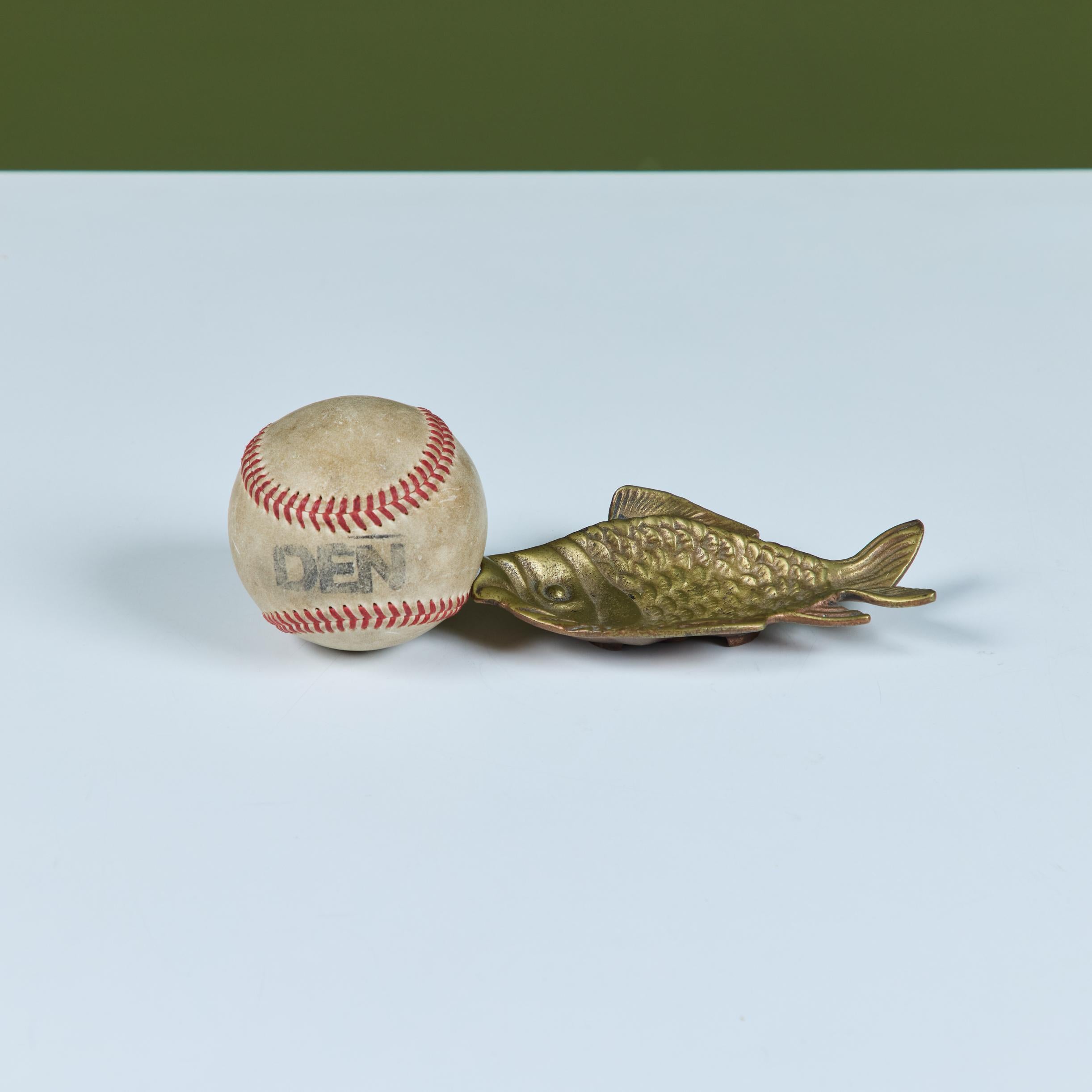 Mid-Century moderno Piatto da pesce giapponese in ottone in vendita