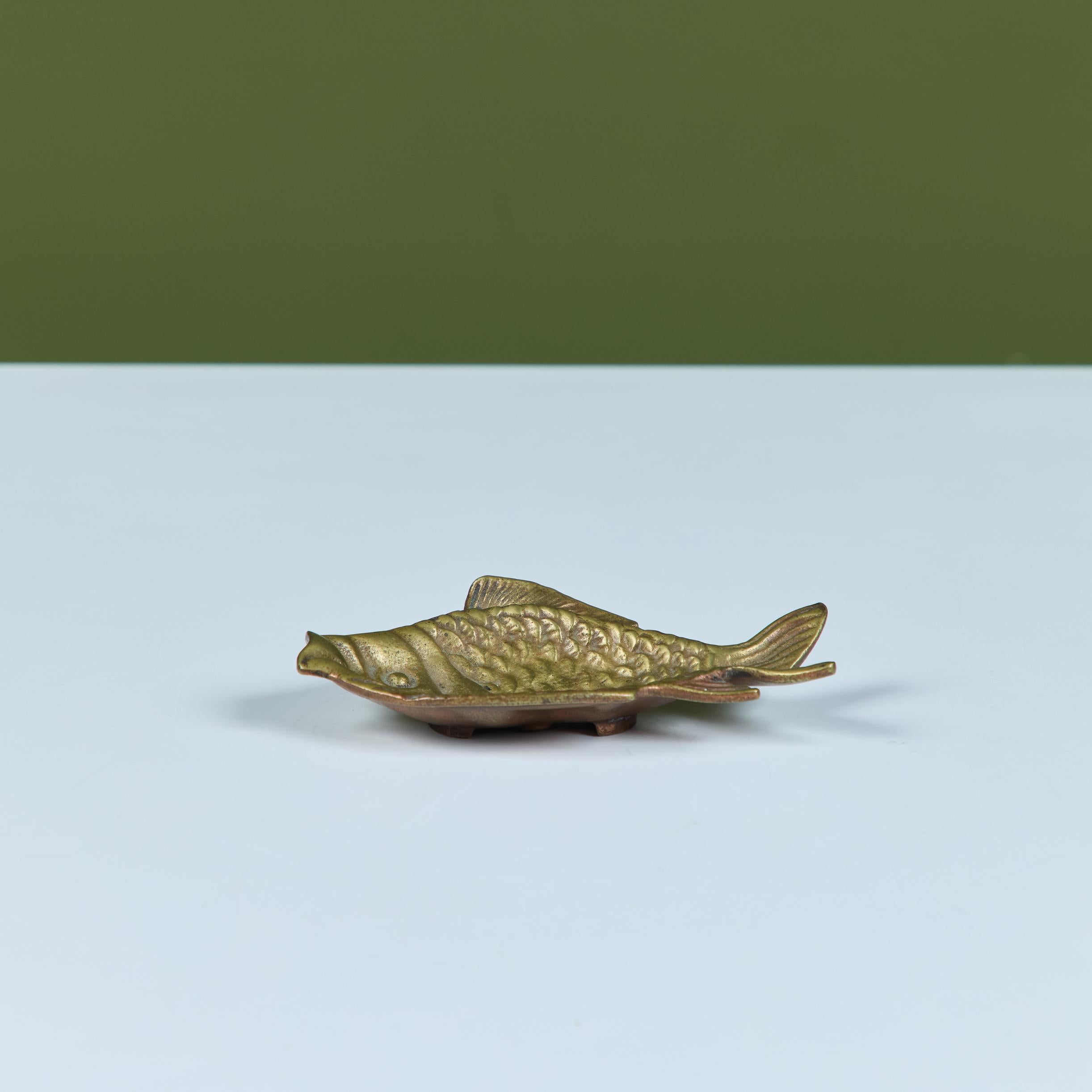 Piatto da pesce giapponese in ottone In condizioni ottime in vendita a Los Angeles, CA