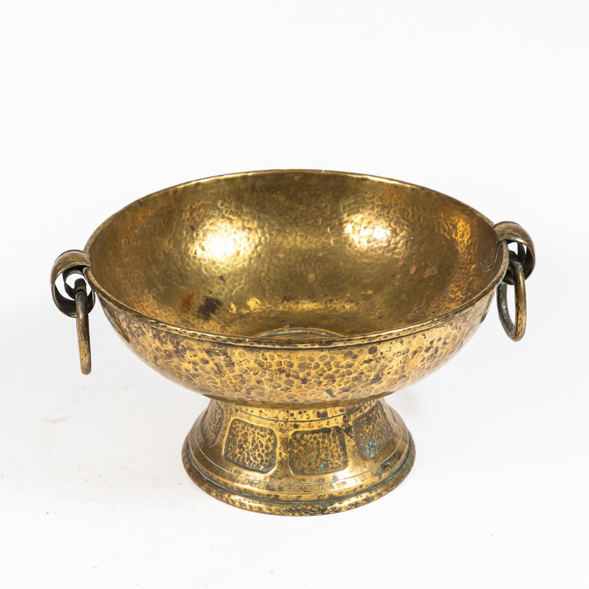 19th-century English brass jardiniere with a slightly textured surface and ring-pull handles on either side. Stately yet bohemian, the piece adds a touch of well-worn glamour to any surface. 

England, circa 1890

Dimensions: 15W x 12.5D x 7.5H