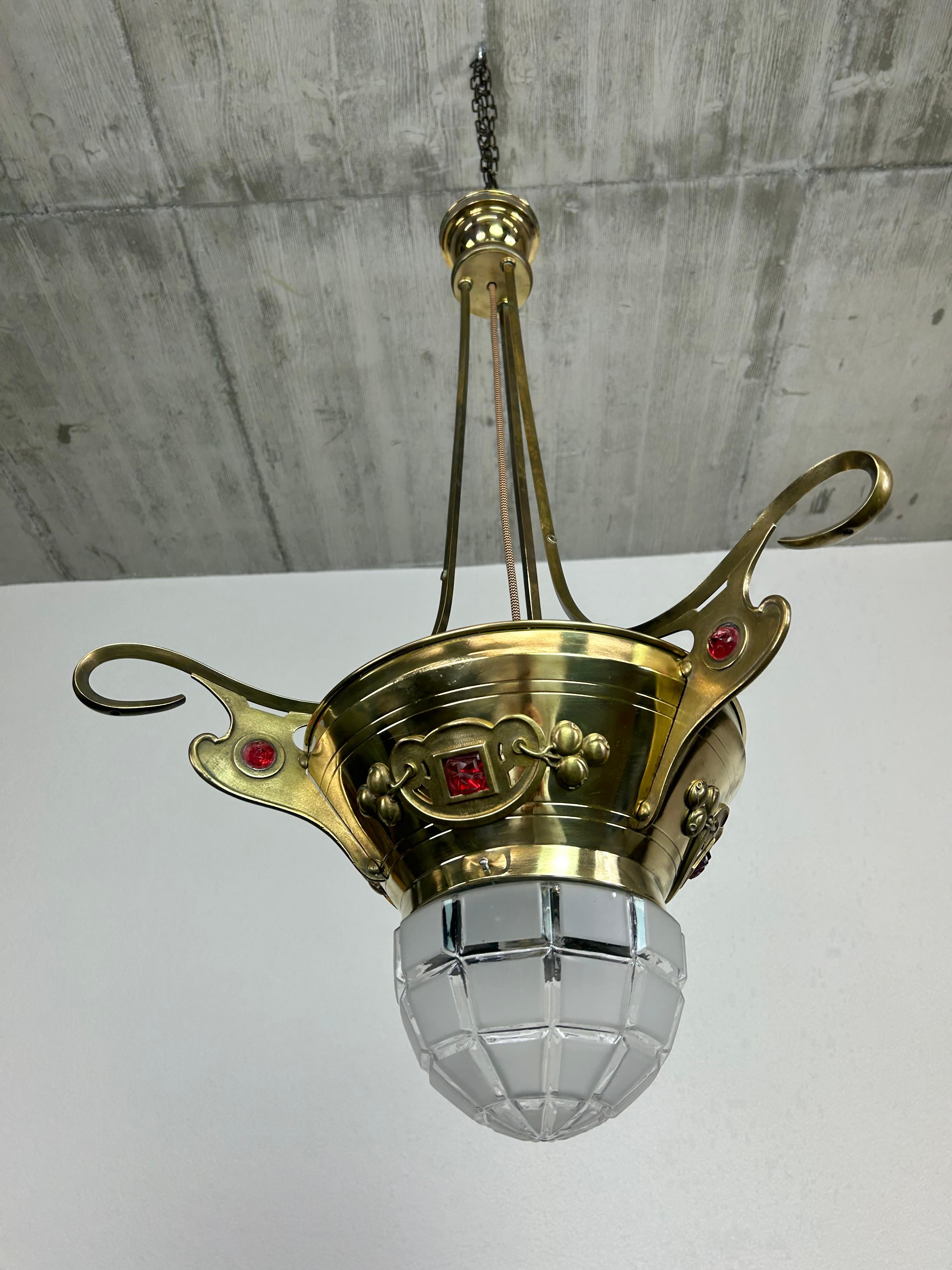 Lampadario jugendstil in ottone con cristalli rossi in ottime condizioni, ricablato.