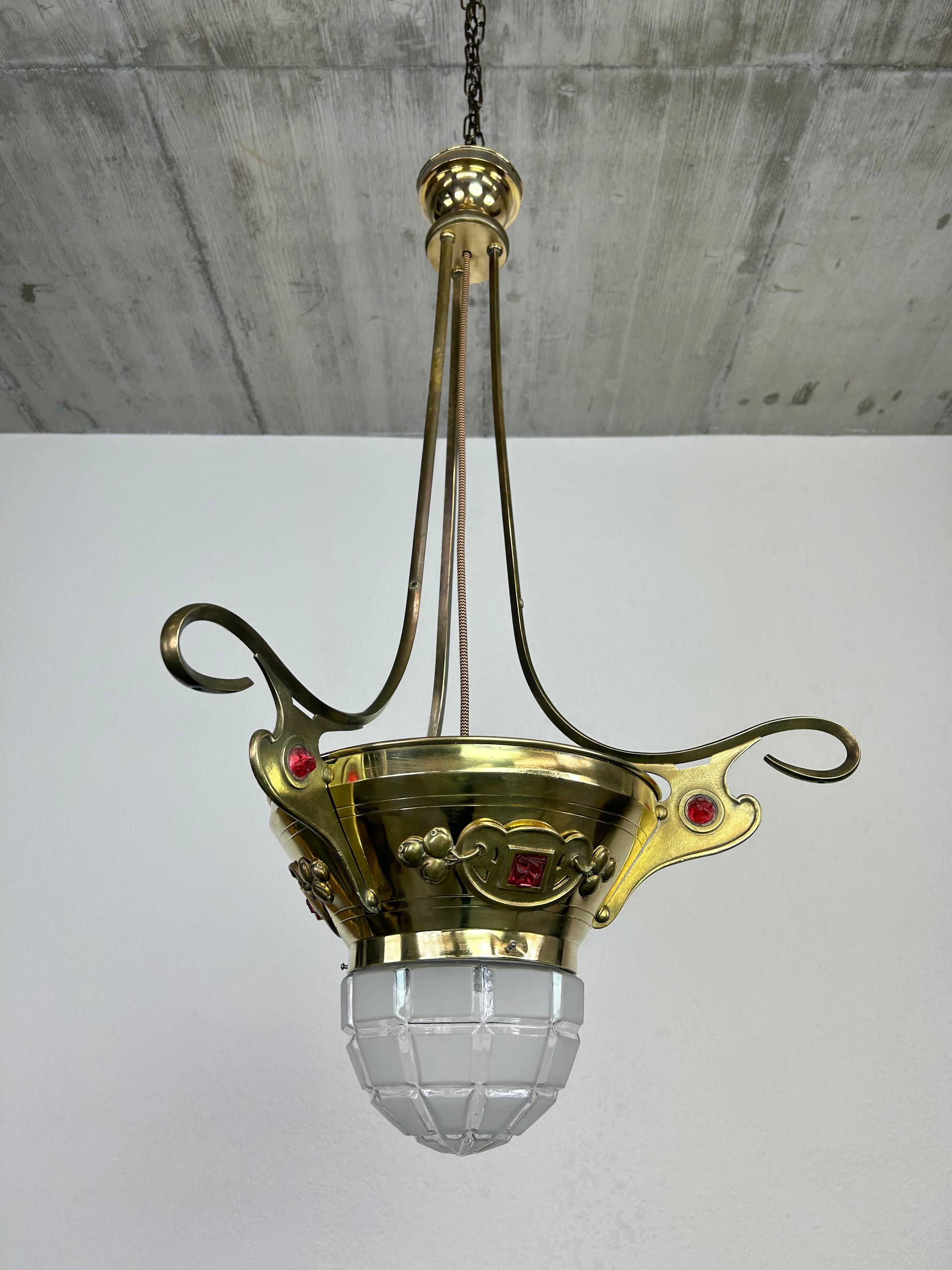 Lampadario jugendstil in ottone con cristalli rossi in vendita 1
