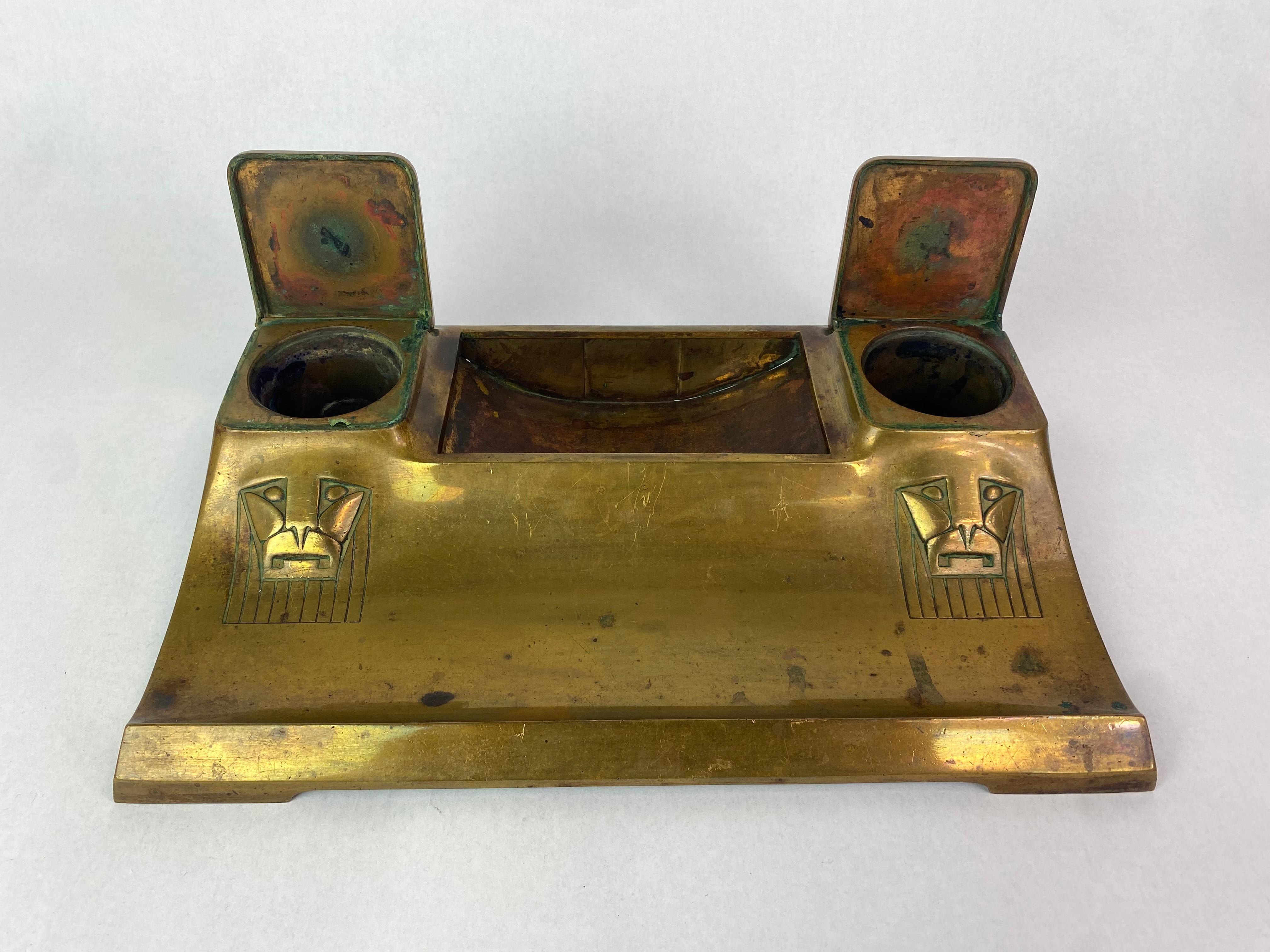 Brass jugendstil desk set with lion heads.

inkwell 28,5x18,5x6cm
clock 24,5x13x8cm
match stand with ashtray 14x13x11,5cm