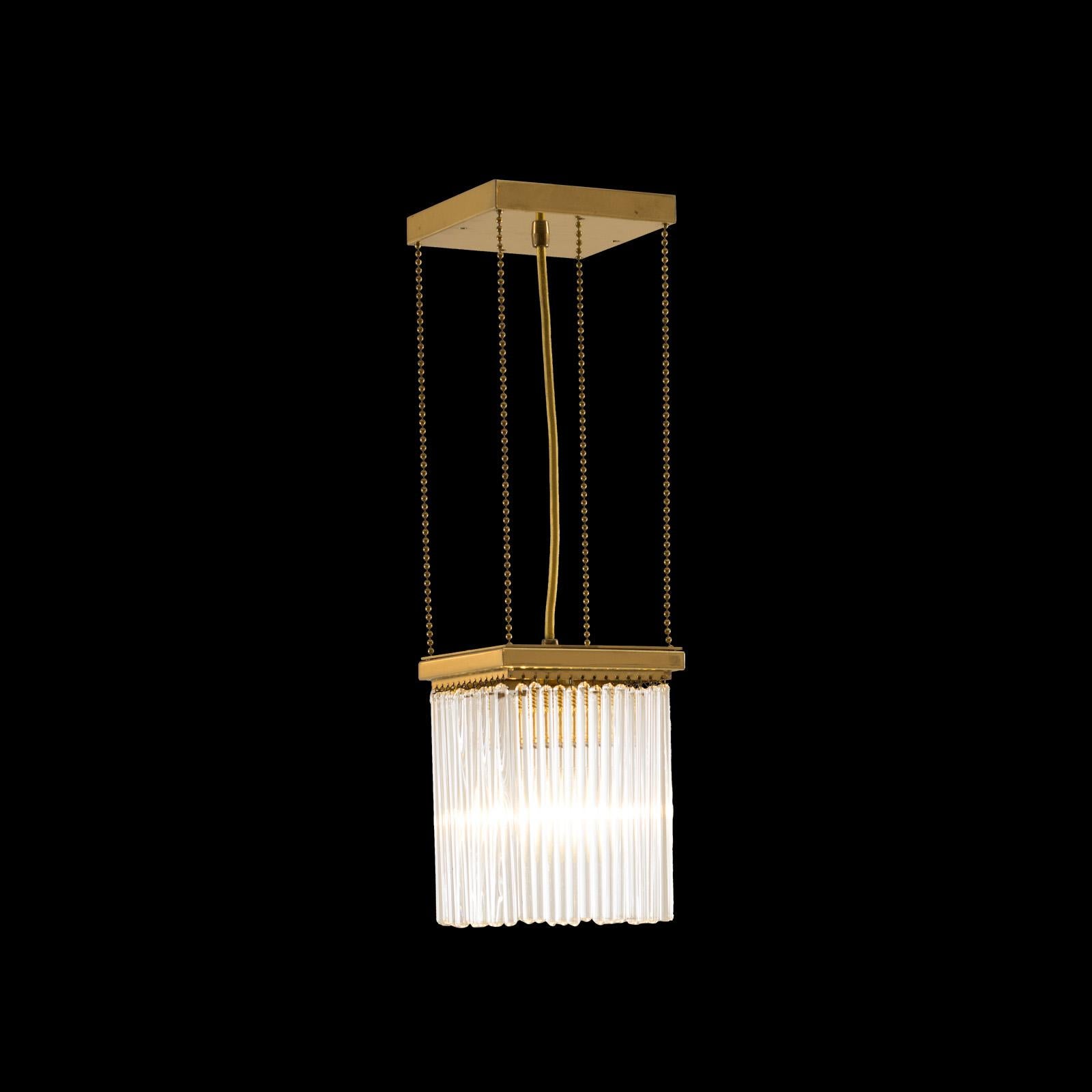 Pende in ottone dei primi del Novecento di Woka Lamps con tubi di vetro fatti a mano
La maggior parte dei componenti è conforme alle norme UL; con un supplemento di prezzo, inseriamo i nostri apparecchi nell'elenco UL e li etichettiamo.