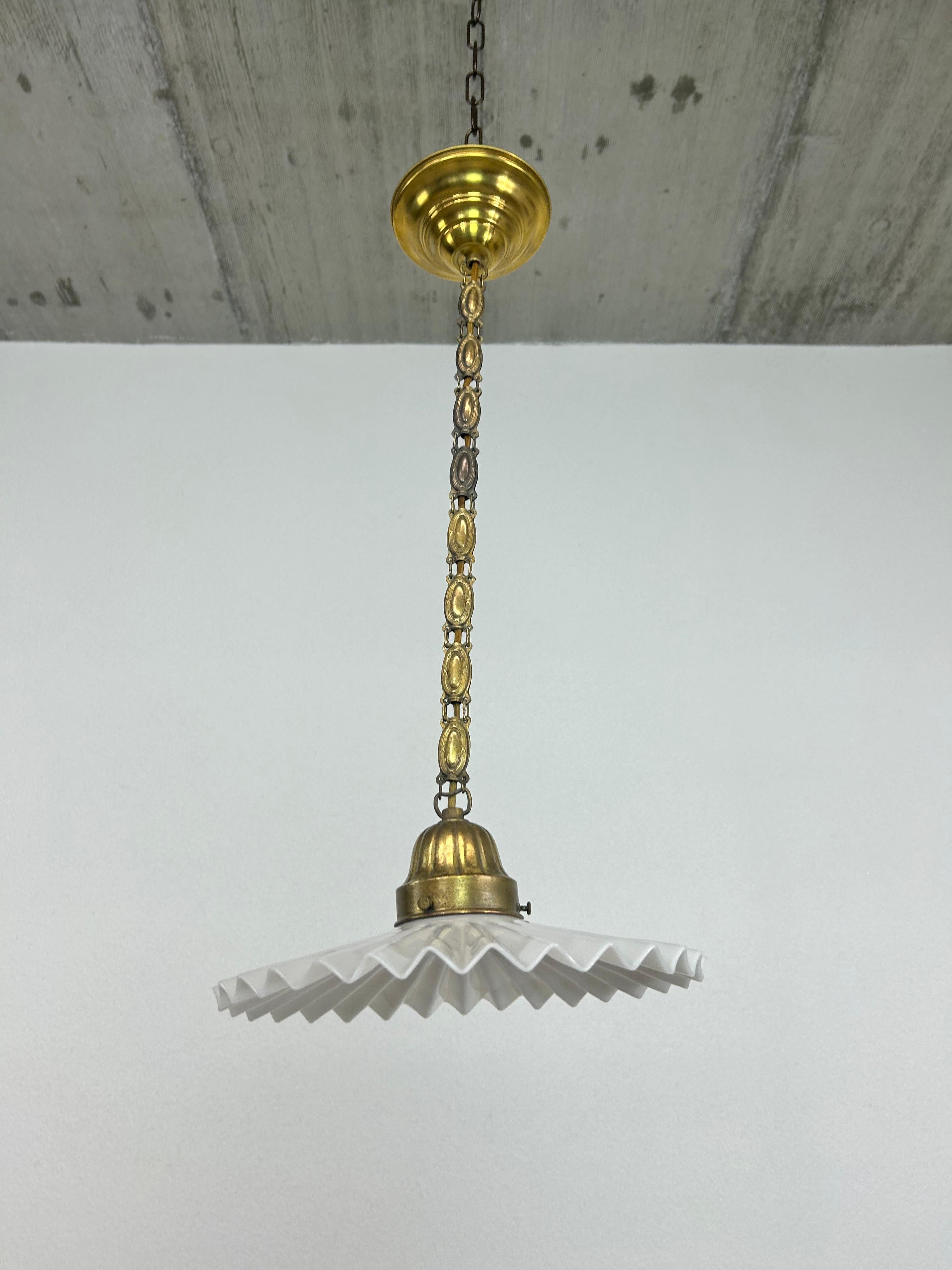 Lampada a sospensione Jugendstil corta con paralume in vetro bianco.