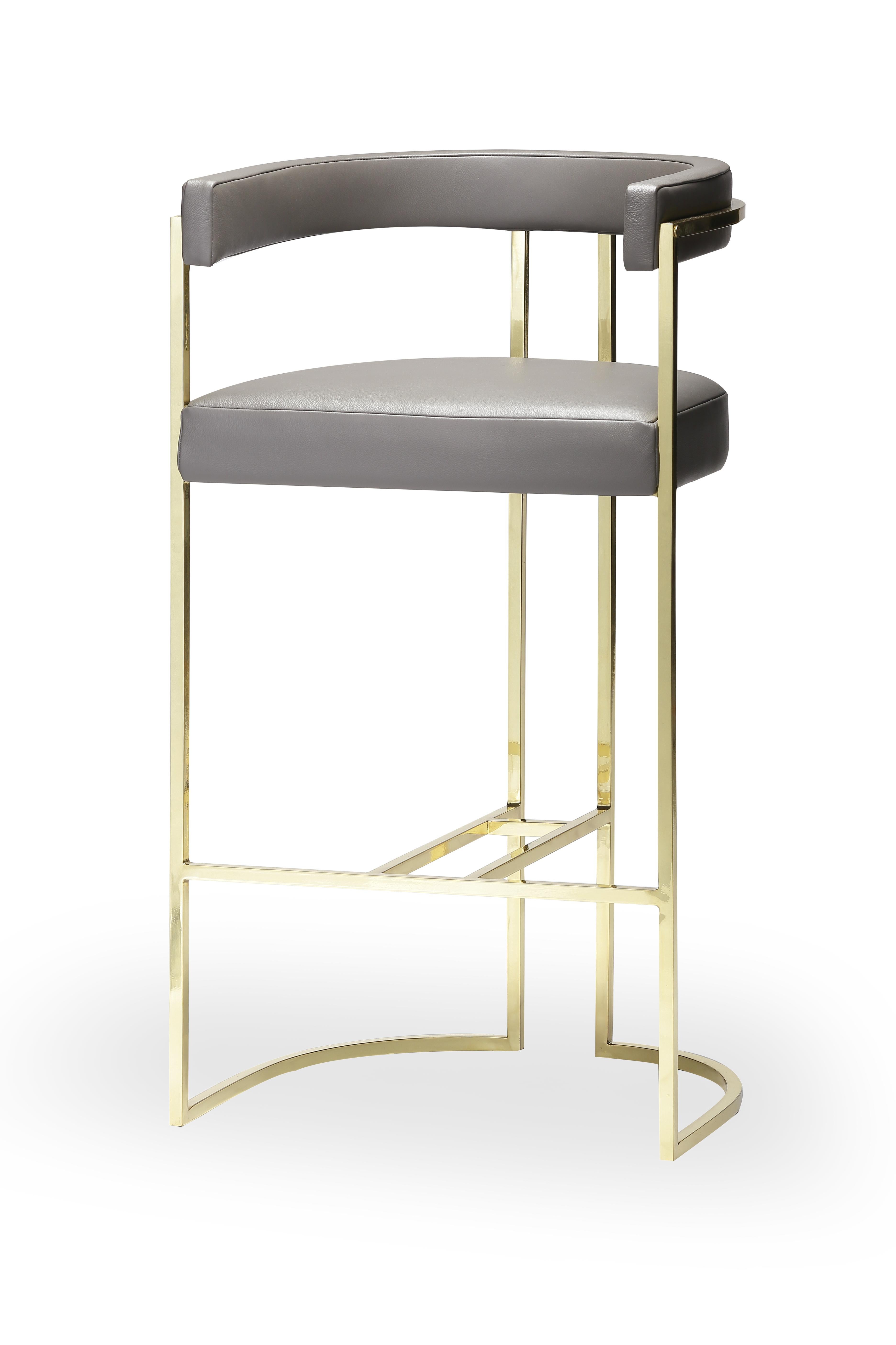 Brass Julius Bar Stool by Duistt
Dimensions: W 55 x D 46 x H 101 cm
Materials: Leather and Brass

The JULIUS bar stool, crafted with great attention to detail, gives us clean and modern lines always with a strong craftsmanship presence like the