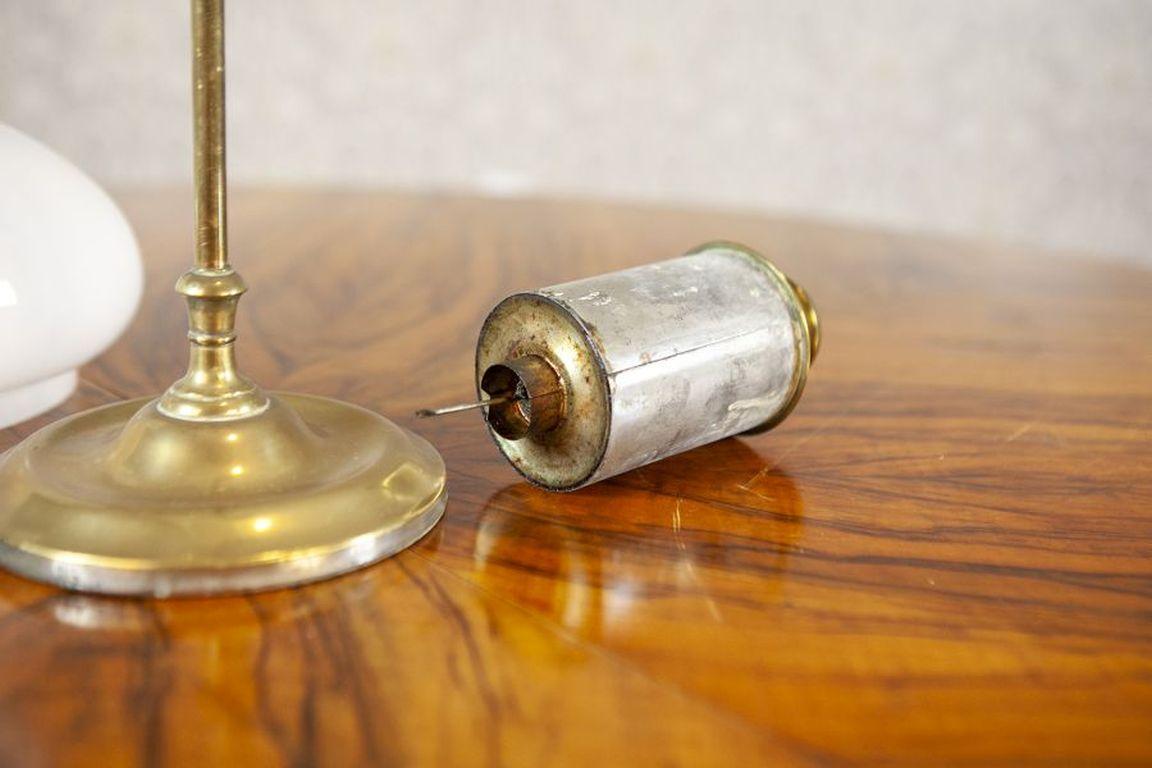 Lampe Kerosene du début du 20e siècle avec abat-jour en verre blanc en vente 4