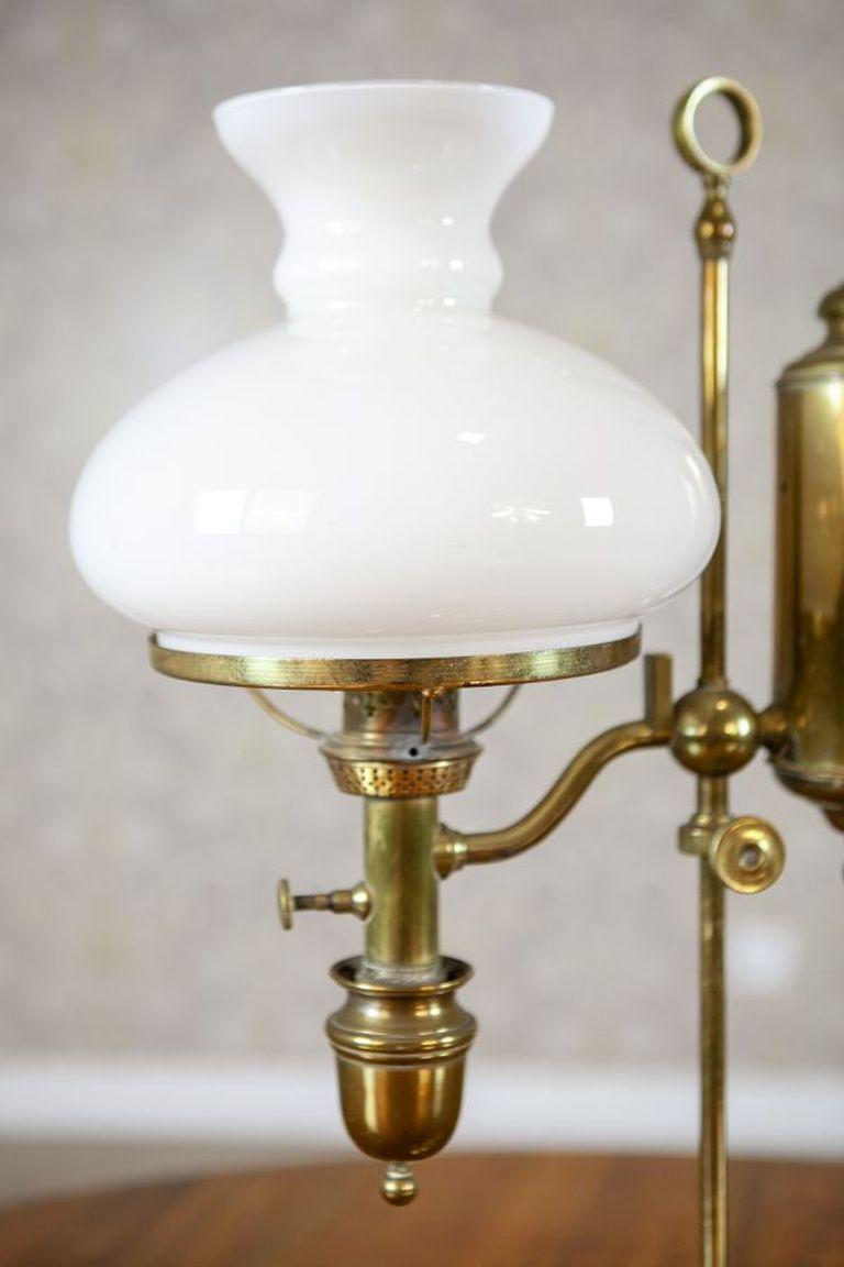 Polonais Lampe Kerosene du début du 20e siècle avec abat-jour en verre blanc en vente