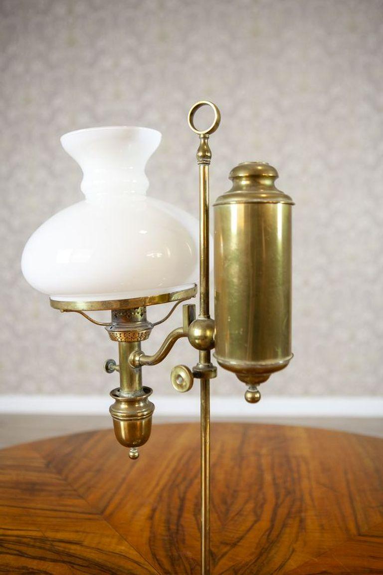 Lampe Kerosene du début du 20e siècle avec abat-jour en verre blanc Bon état - En vente à Opole, PL
