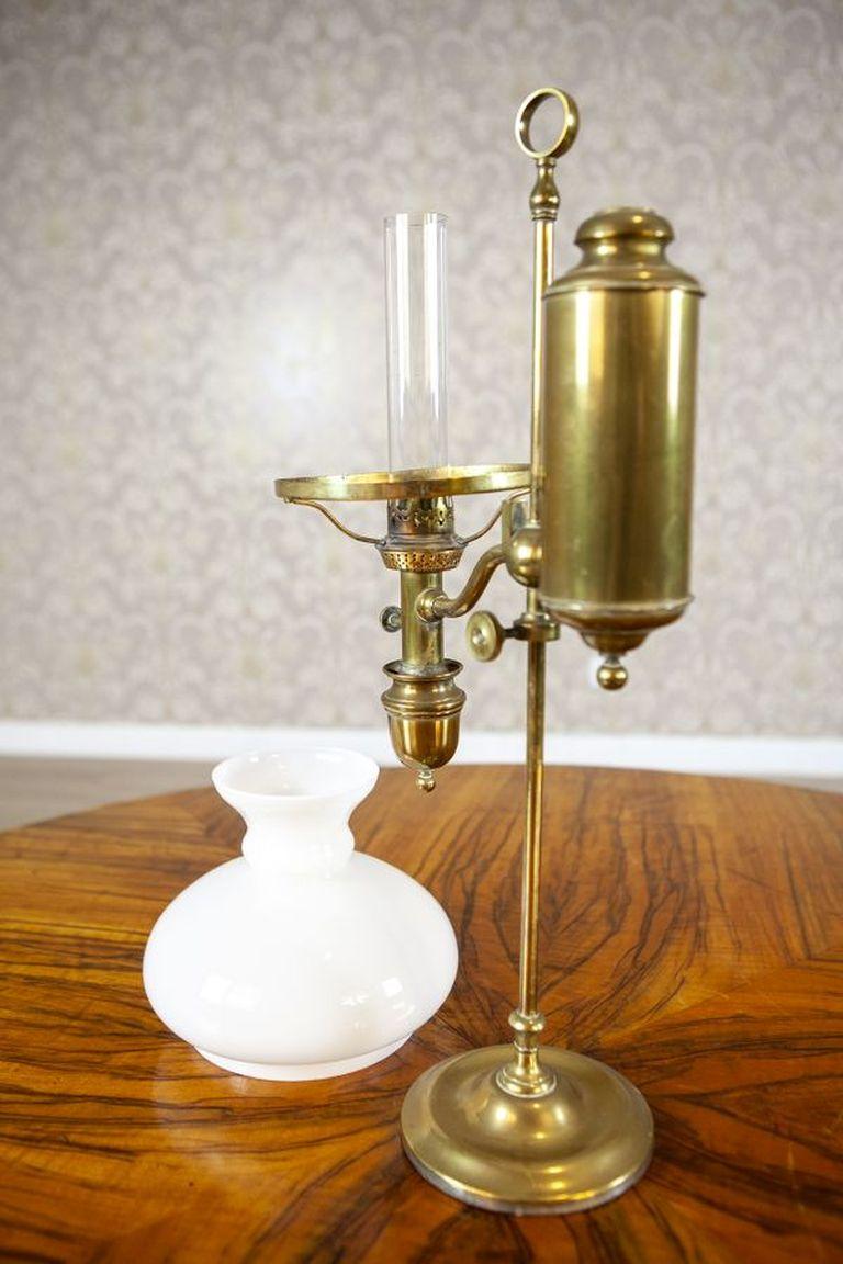 20ième siècle Lampe Kerosene du début du 20e siècle avec abat-jour en verre blanc en vente