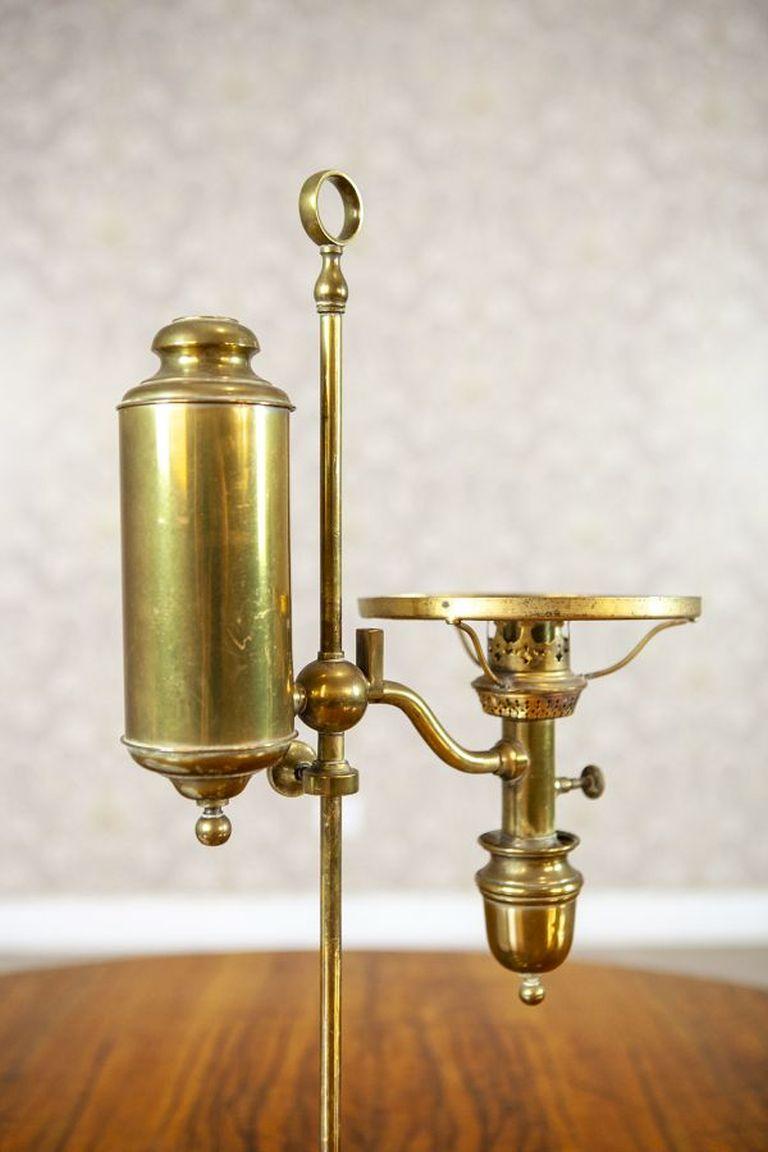Laiton Lampe Kerosene du début du 20e siècle avec abat-jour en verre blanc en vente