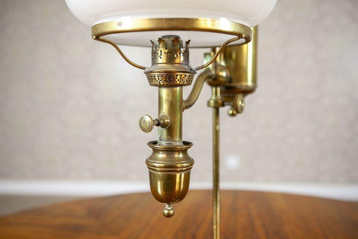 Lampe Kerosene du début du 20e siècle avec abat-jour en verre blanc en vente 1