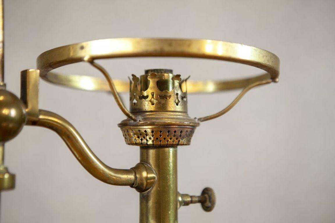 Lampe Kerosene du début du 20e siècle avec abat-jour en verre blanc en vente 2
