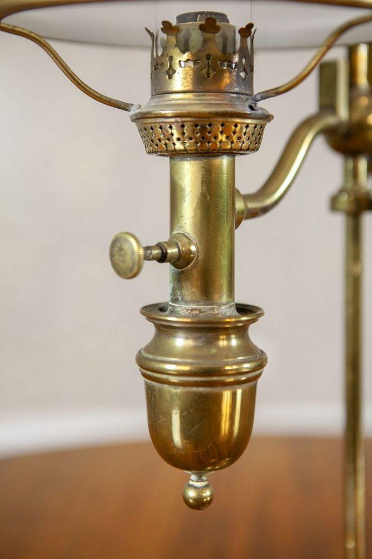 Lampe Kerosene du début du 20e siècle avec abat-jour en verre blanc en vente 3