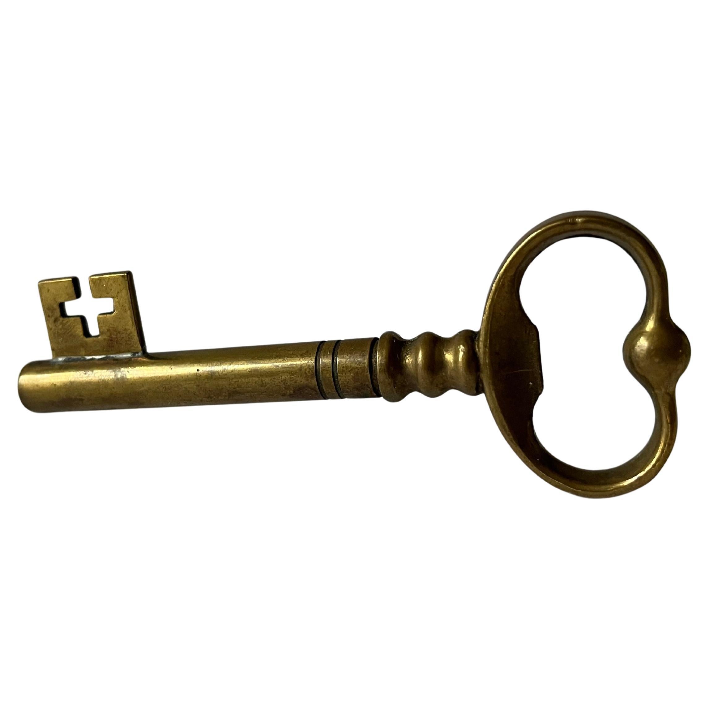 Mid-Century Modern Ouvre-bouteille à clé en laiton, France 1960's en vente