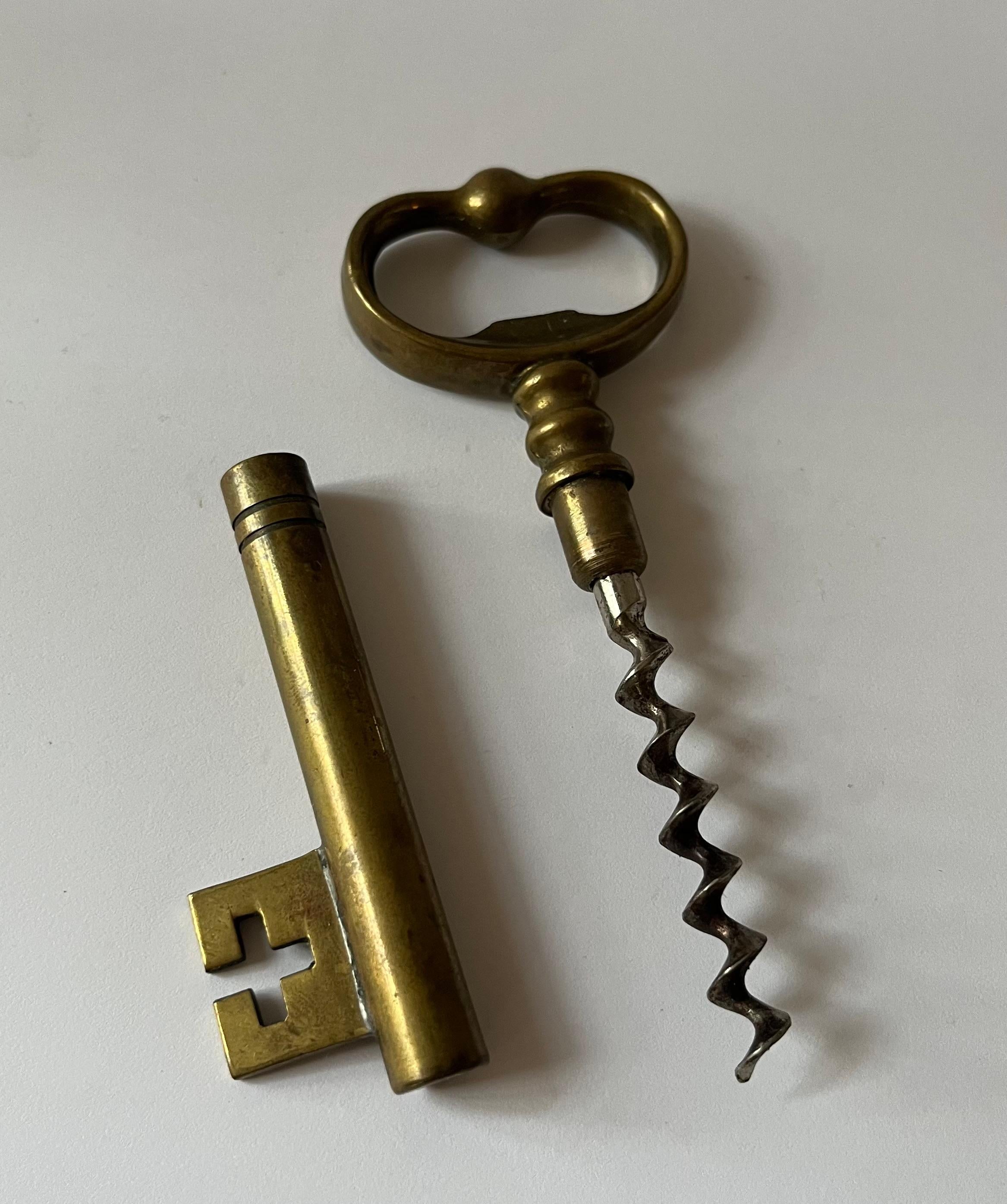 Français Ouvre-bouteille à clé en laiton, France 1960's en vente