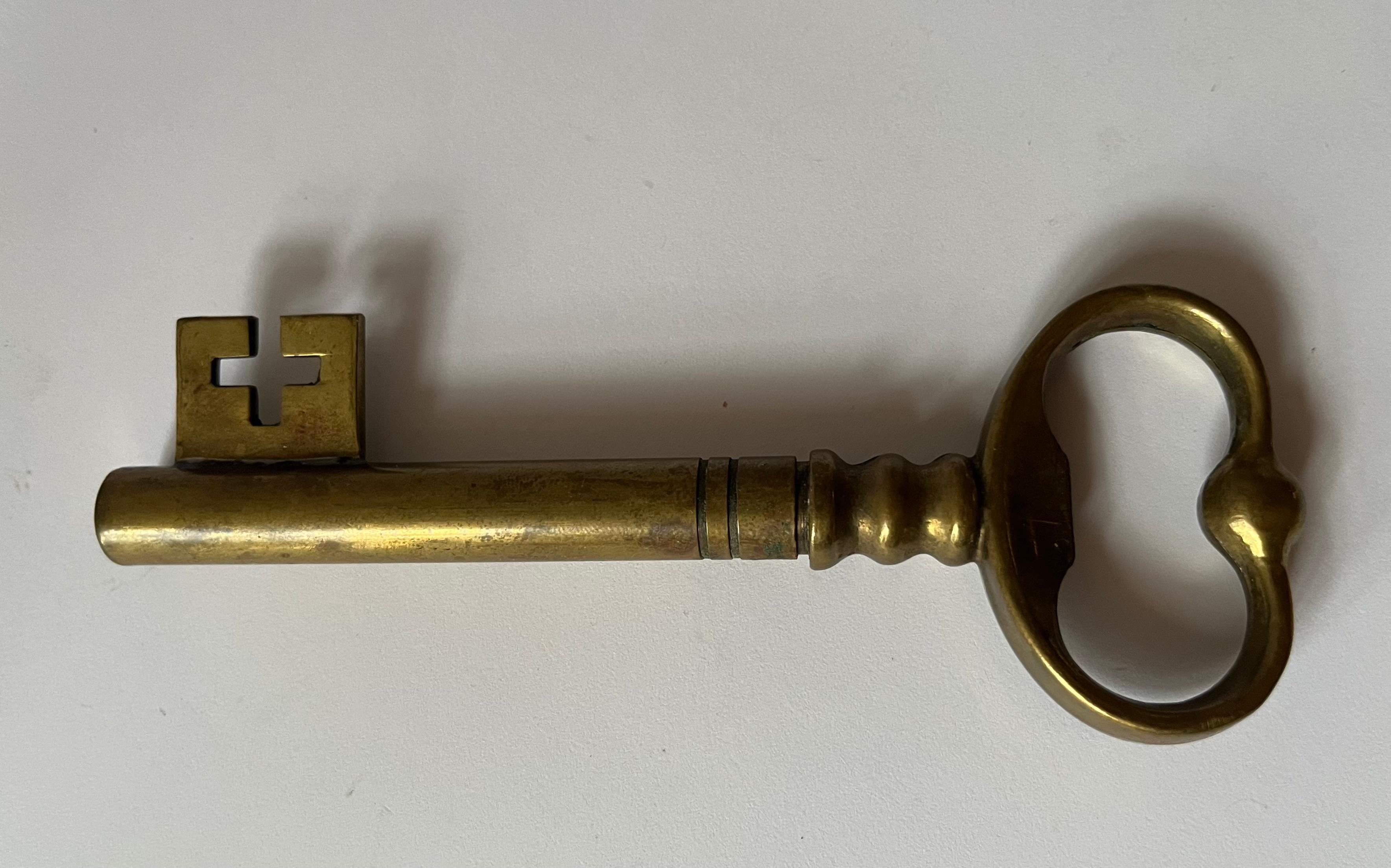 Ouvre-bouteille à clé en laiton, France 1960's Bon état - En vente à Den Haag, NL