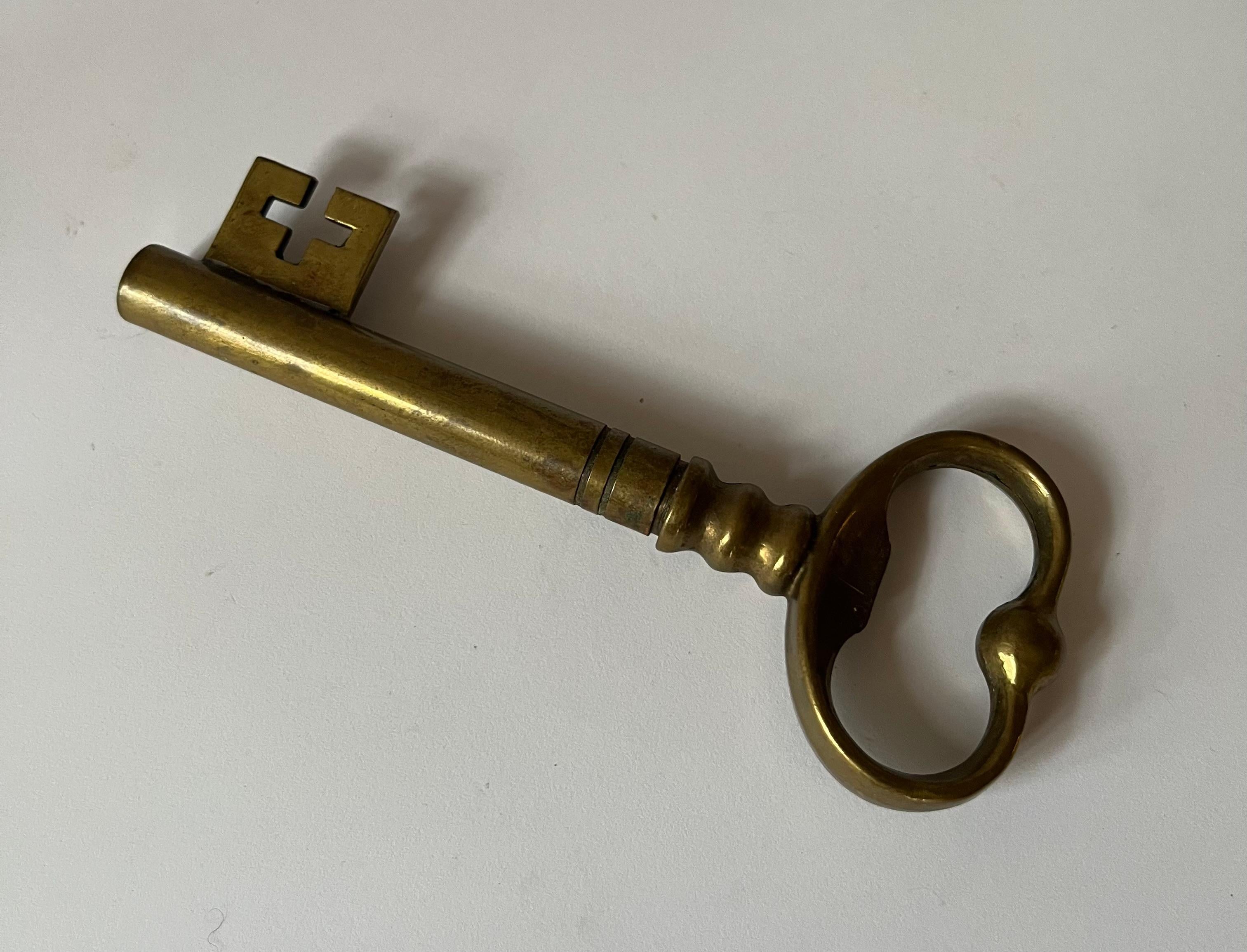 Milieu du XXe siècle Ouvre-bouteille à clé en laiton, France 1960's en vente