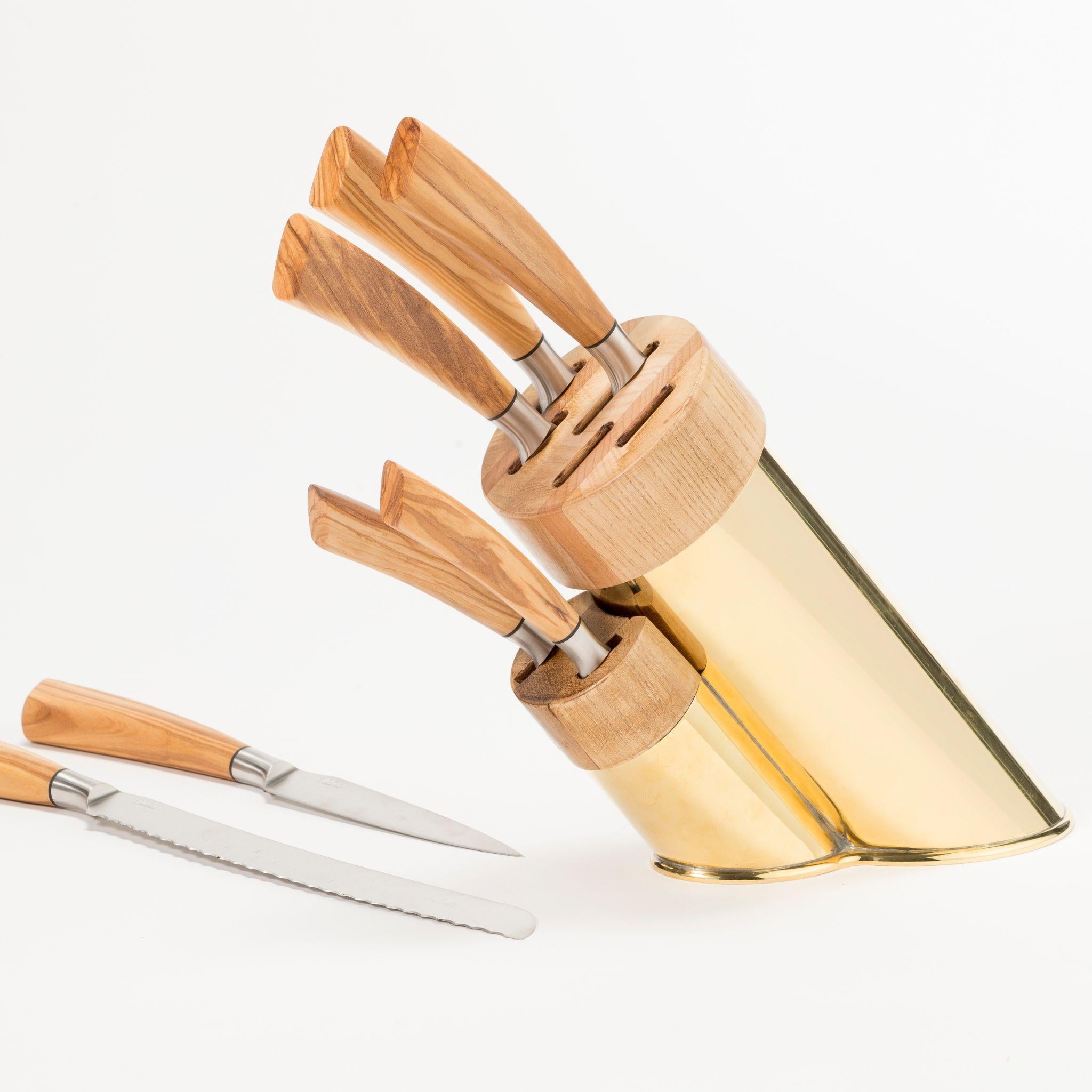 Bringen Sie mit unserem Messerhalter aus Messing etwas Raffinesse und Ordnung in Ihre Küche. Dieses elegante Accessoire eignet sich perfekt für die Aufbewahrung und Präsentation Ihrer Messer und wertet Ihren Kochbereich auf. Kaufen Sie jetzt ein und