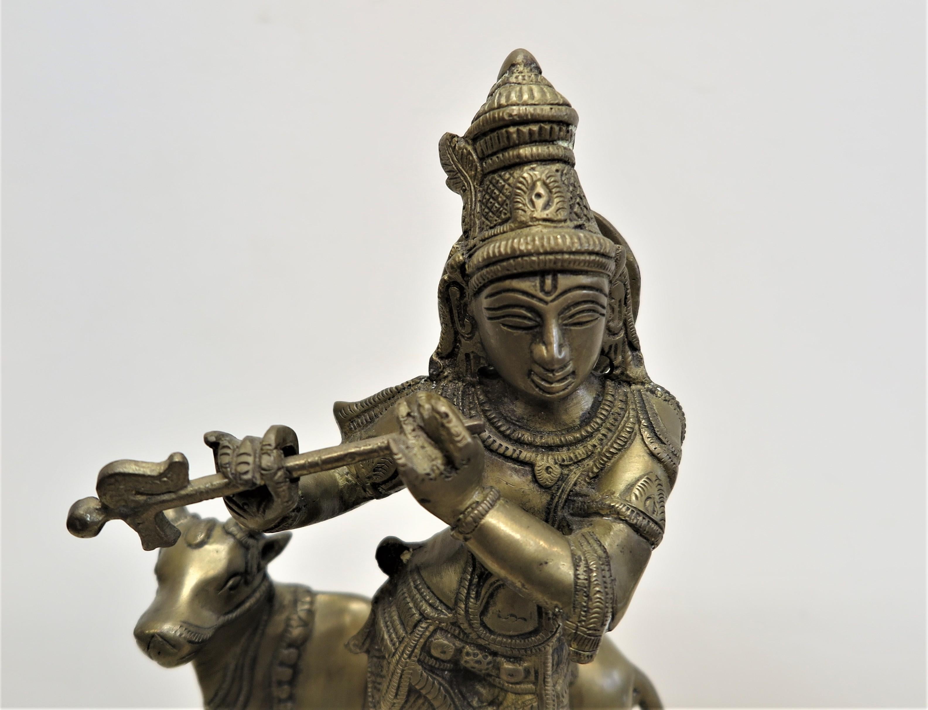 Anglo-indien Statue Krishna en laiton avec Nandi en vente
