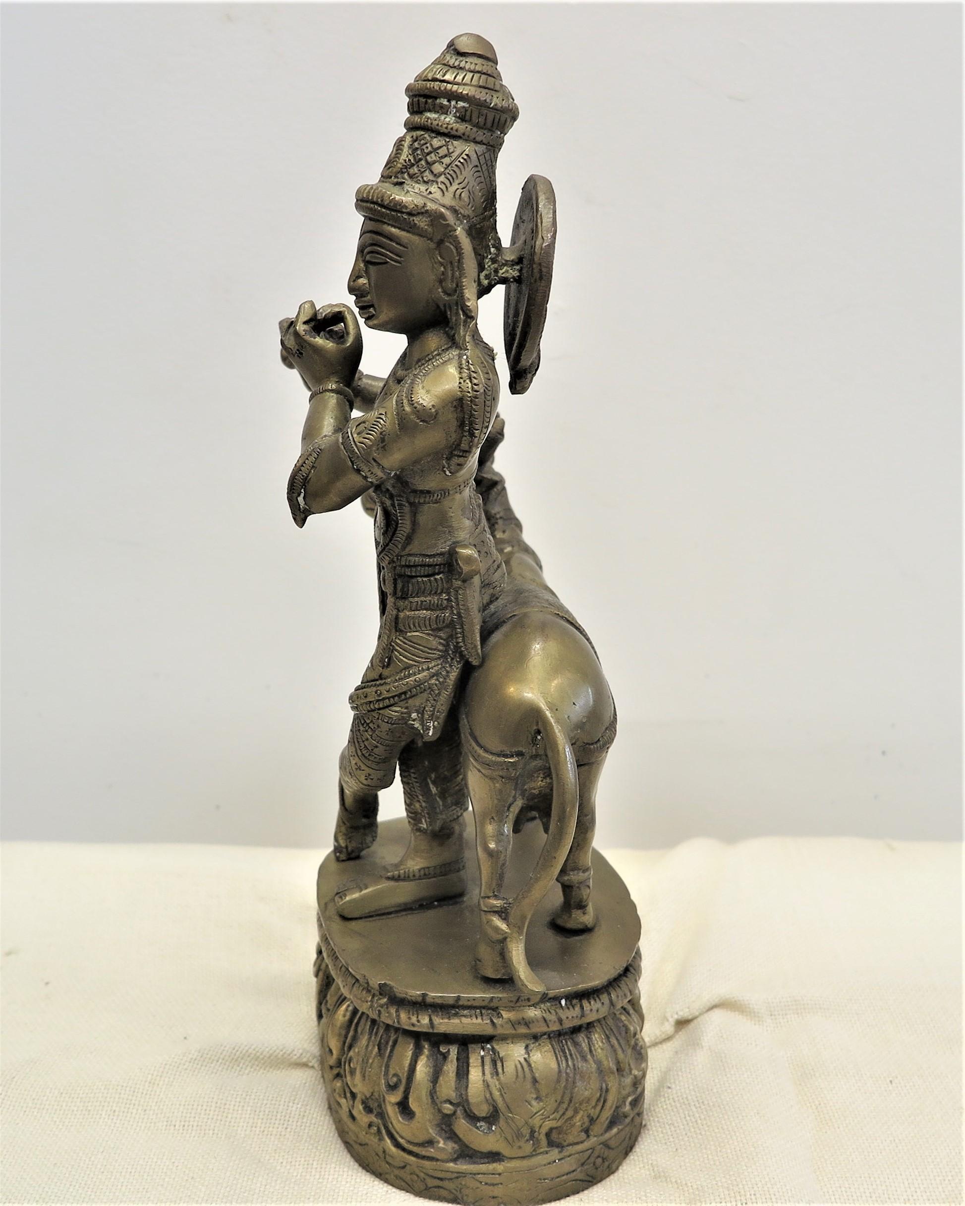 Krishna aus Messing mit Nandi-Statue (Indisch) im Angebot