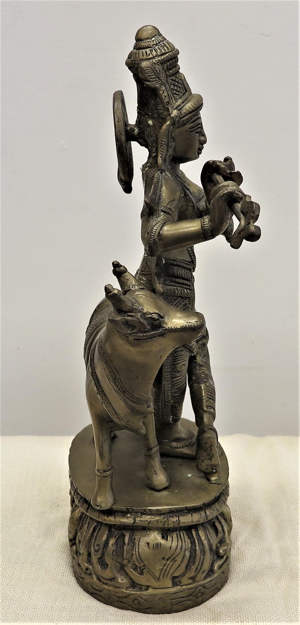Laiton Statue Krishna en laiton avec Nandi en vente