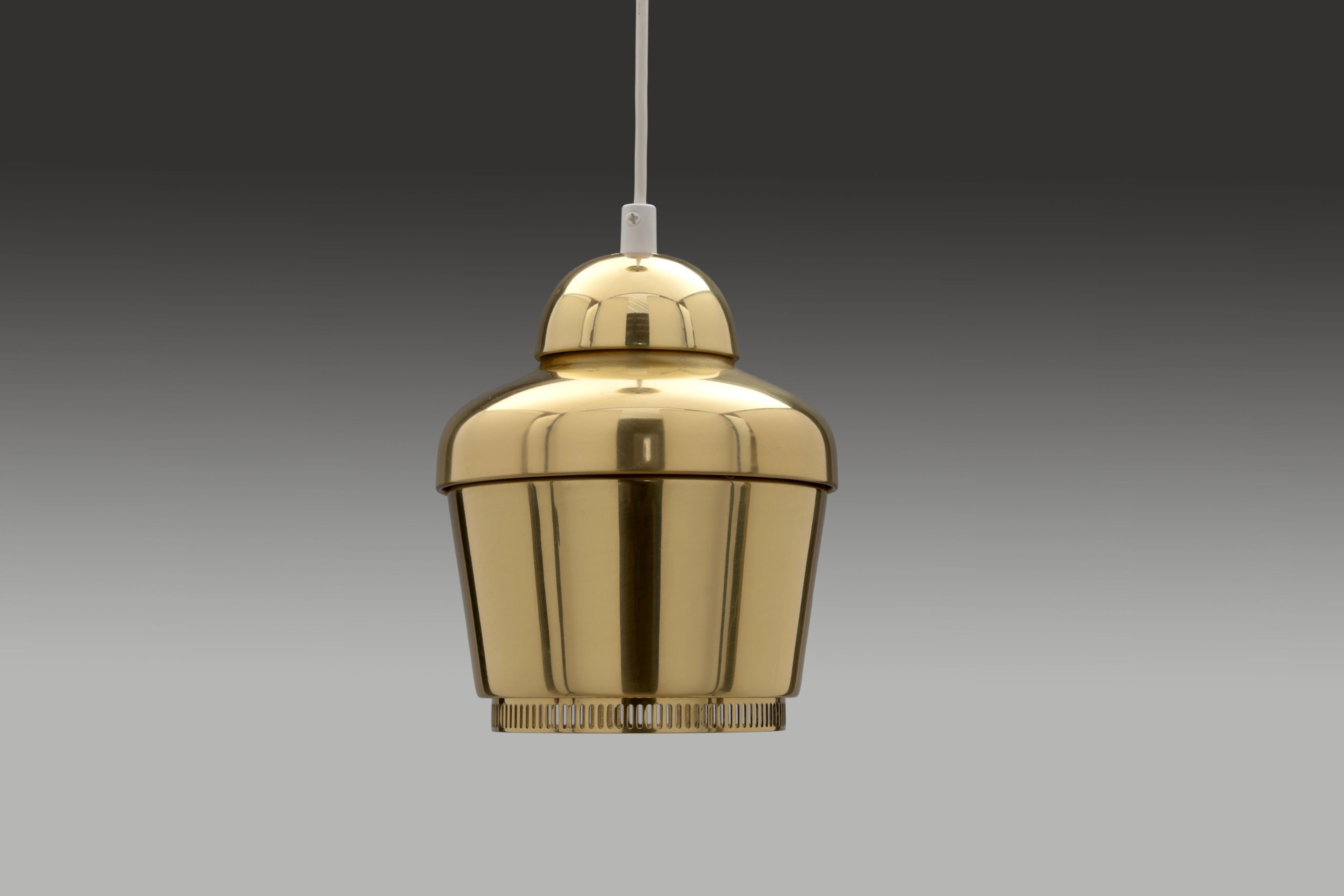 Brass 'Kultakello' Model A 330 'Golden Bell' Pendant by Alvar Aalto In Good Condition For Sale In Utrecht, NL