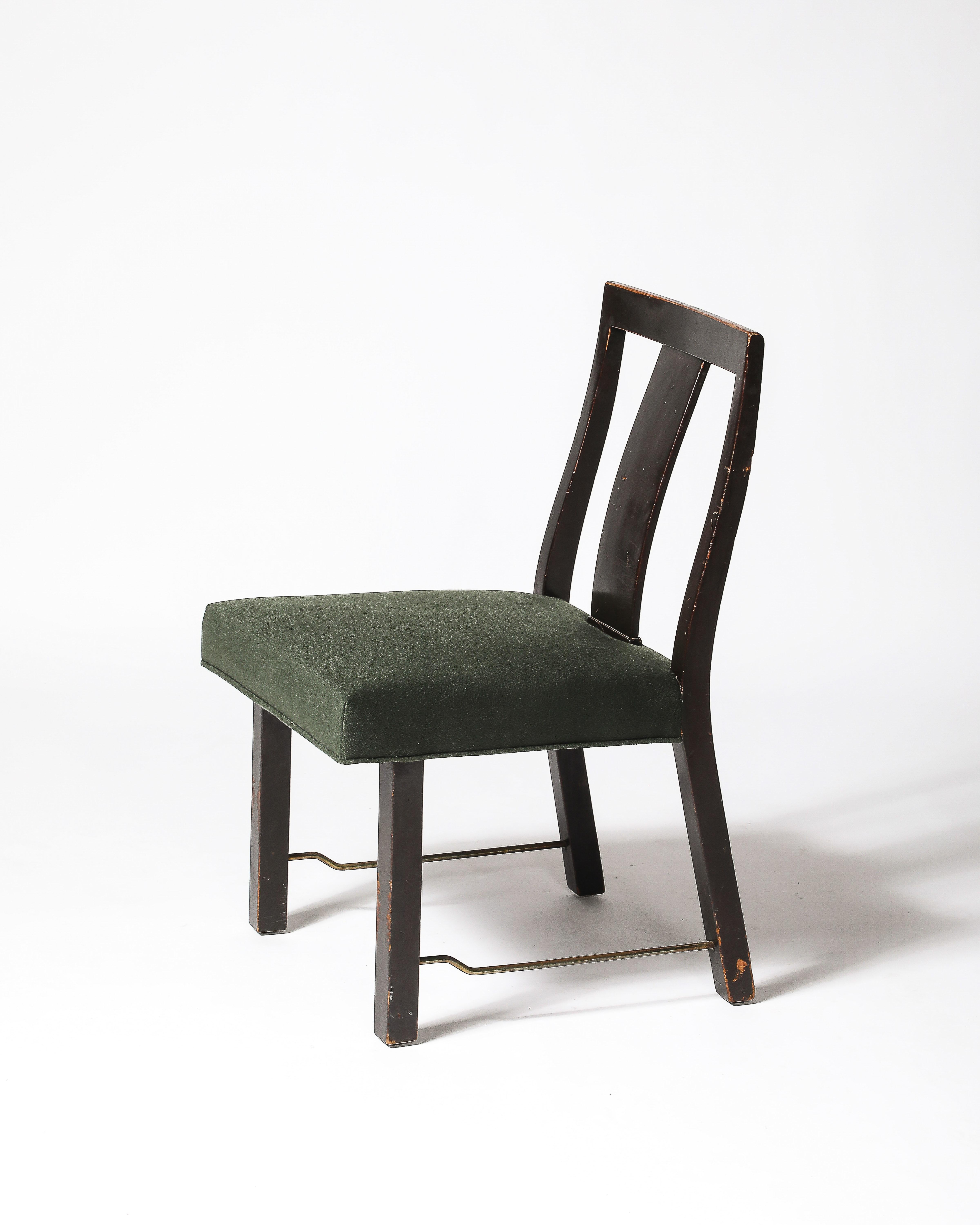 Sedia imbottita in ottone, legno laccato e lino nuovo di Edward Wormley, Un... In condizioni deteriorate in vendita a New York City, NY