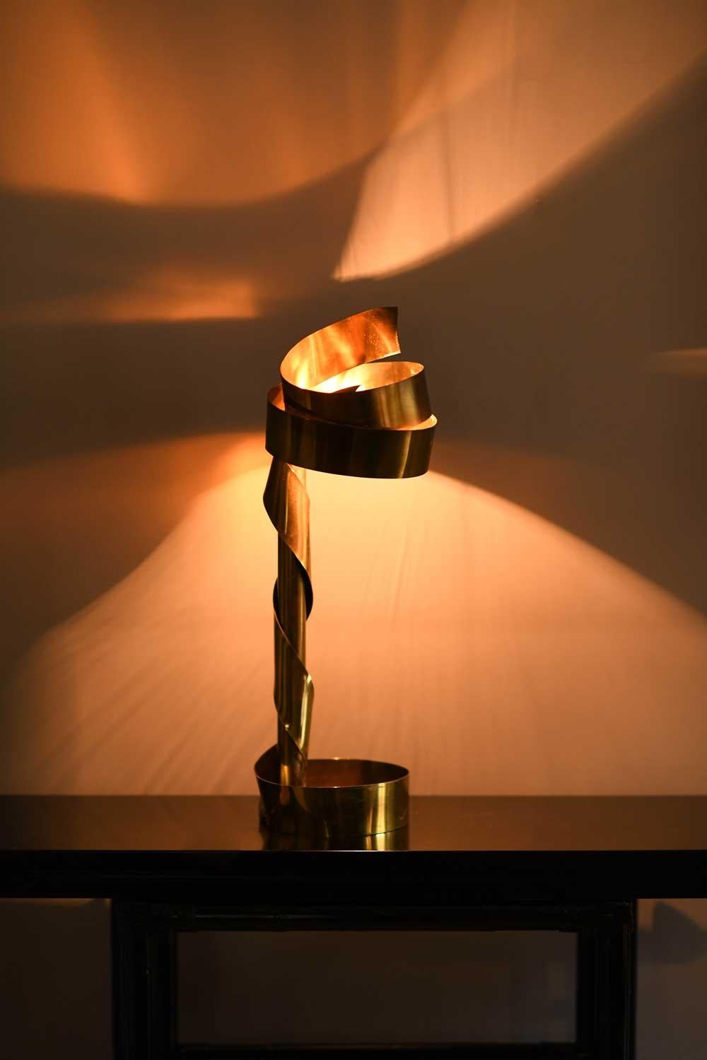 Brass lamp By Ferdinando Loffredo 1970
Lamp made with braided brass ribbon.
PRODUCT DETAILS
Dimensions: 23w x 65h x 23d cm
Materials: brass
Production: Italian manufacture 1970.