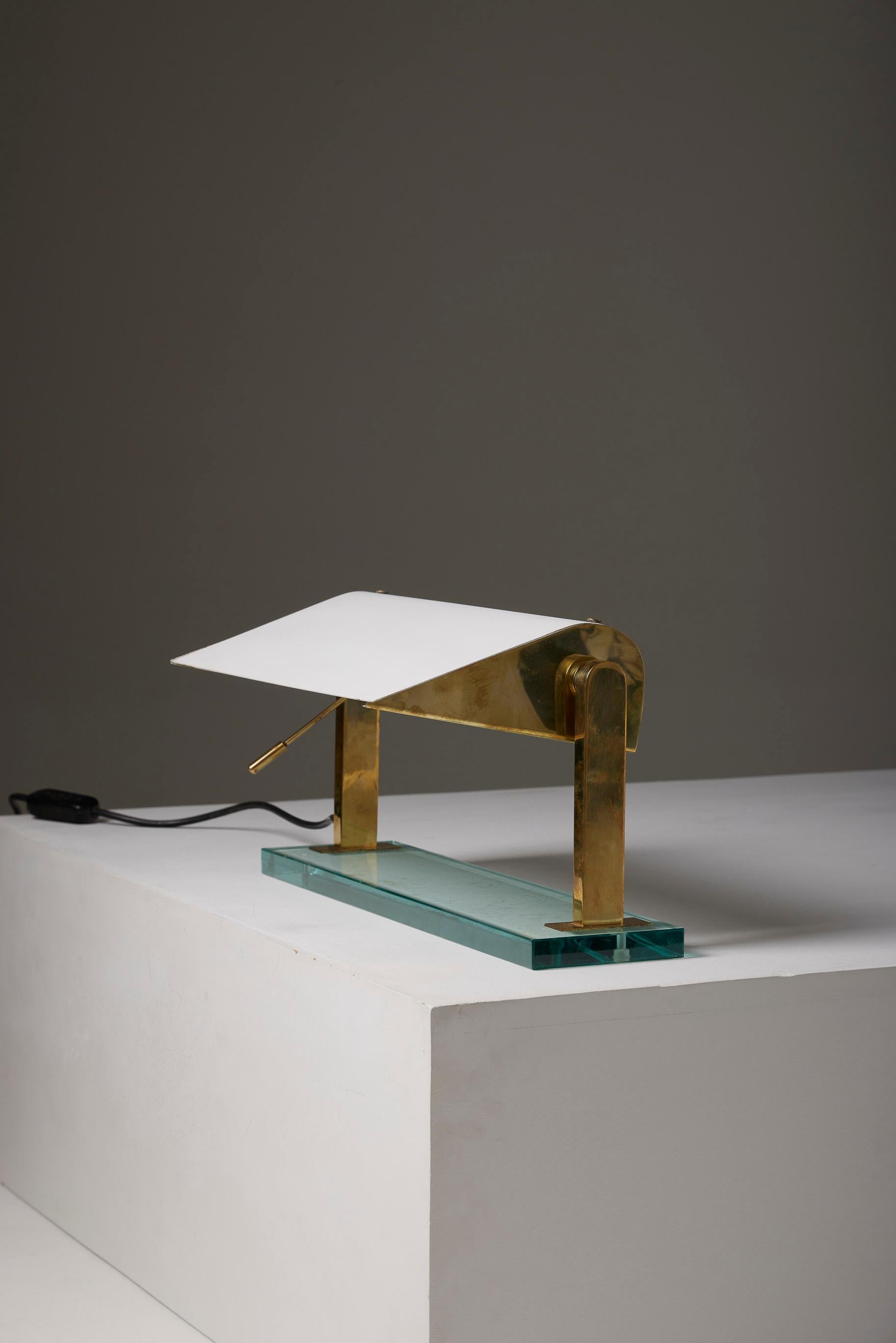 Rare lampe de table en laiton et verre du designer Pietro Chiesa (1892-1948) pour Fontana Arte dans les années 1930 (1939). Structure en laiton patiné, diffuseur en verre blanc et base en verre semi-opaque, typique de Fontana Arte. Très bon