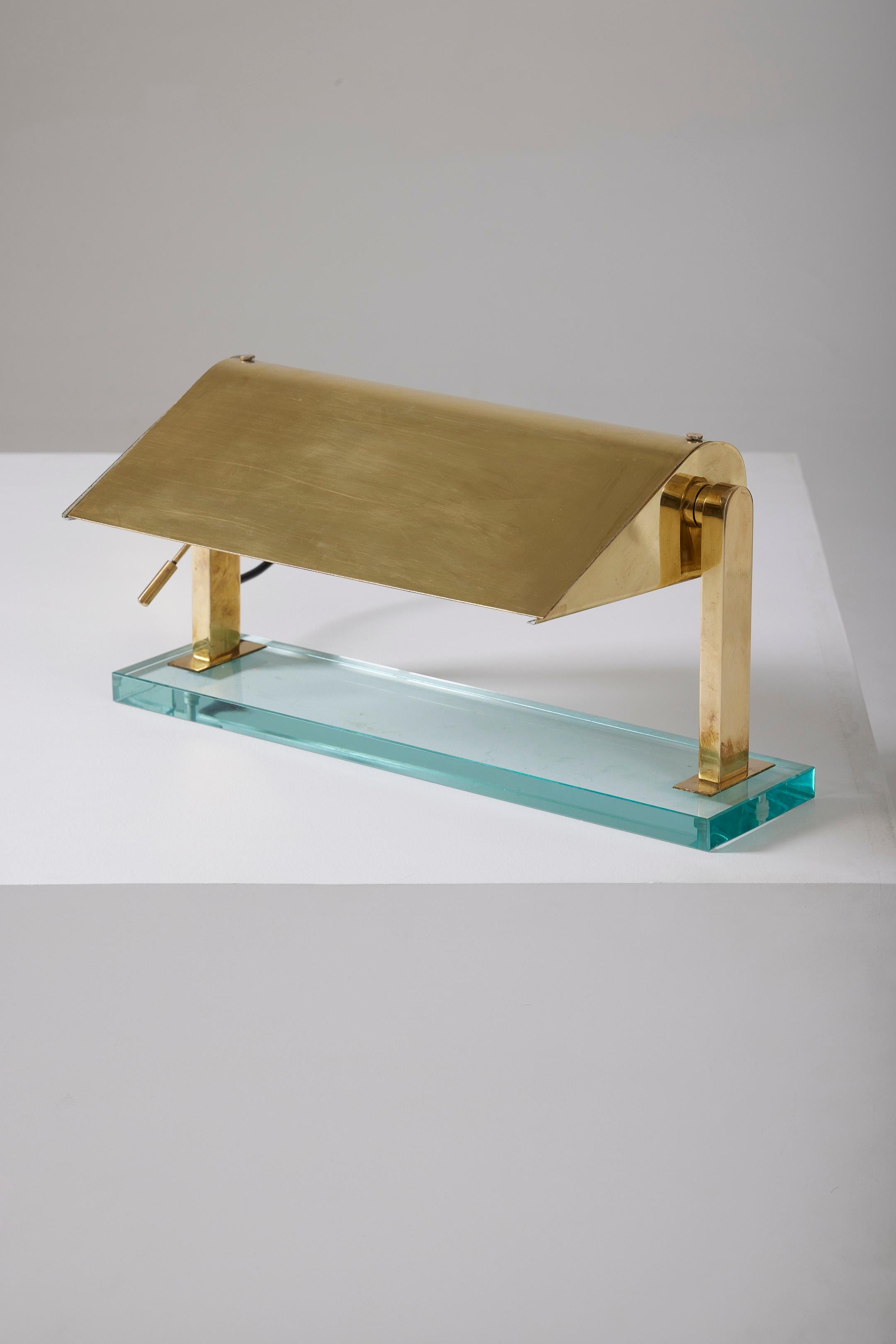 Rare brass and glass table lamp by designer Pietro Chiesa (1892-1948) for Fontana Arte in the 1930s (1939). Brass patinated structure, white glass diffuser, and semi-opaque glass base, typical of Fontana Arte. Very good condition.
LP2933