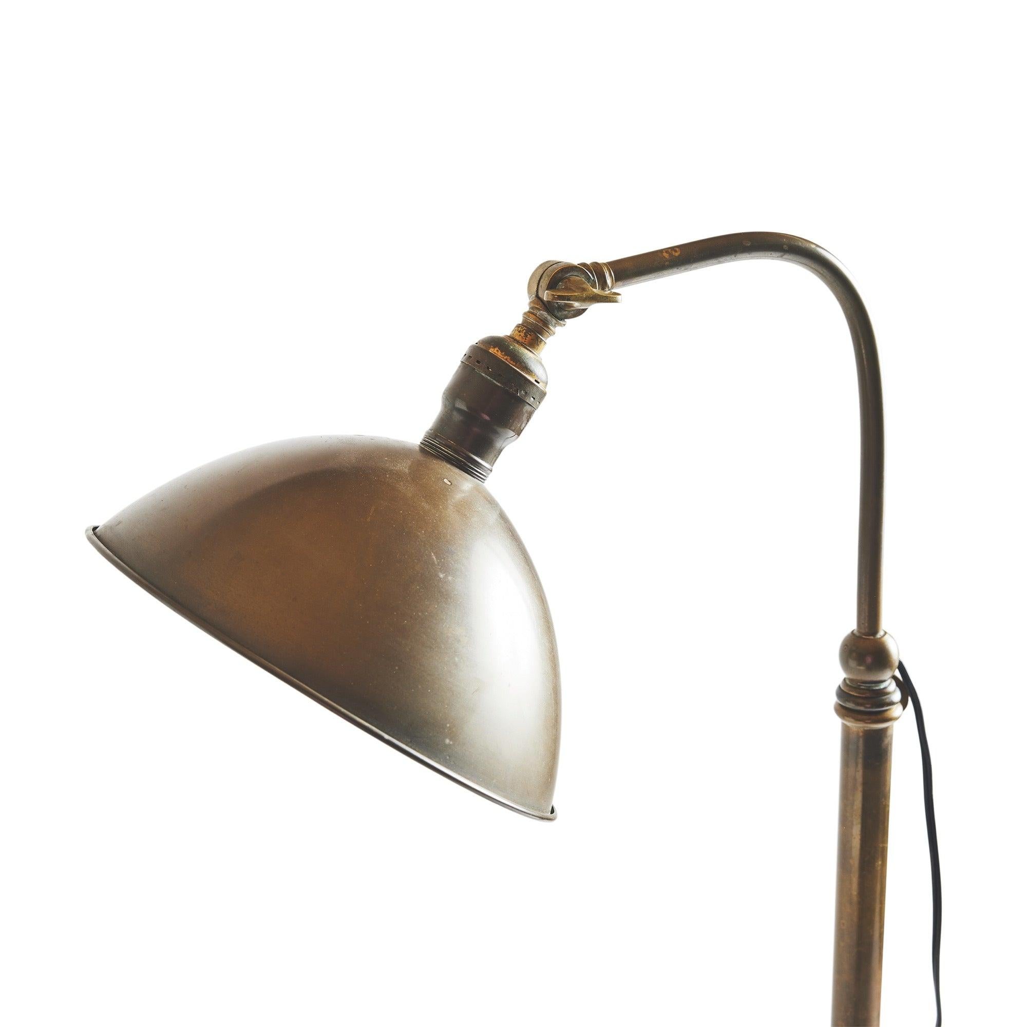 Lampada a stelo regolabile in ottone. L'altezza massima è di 62,5