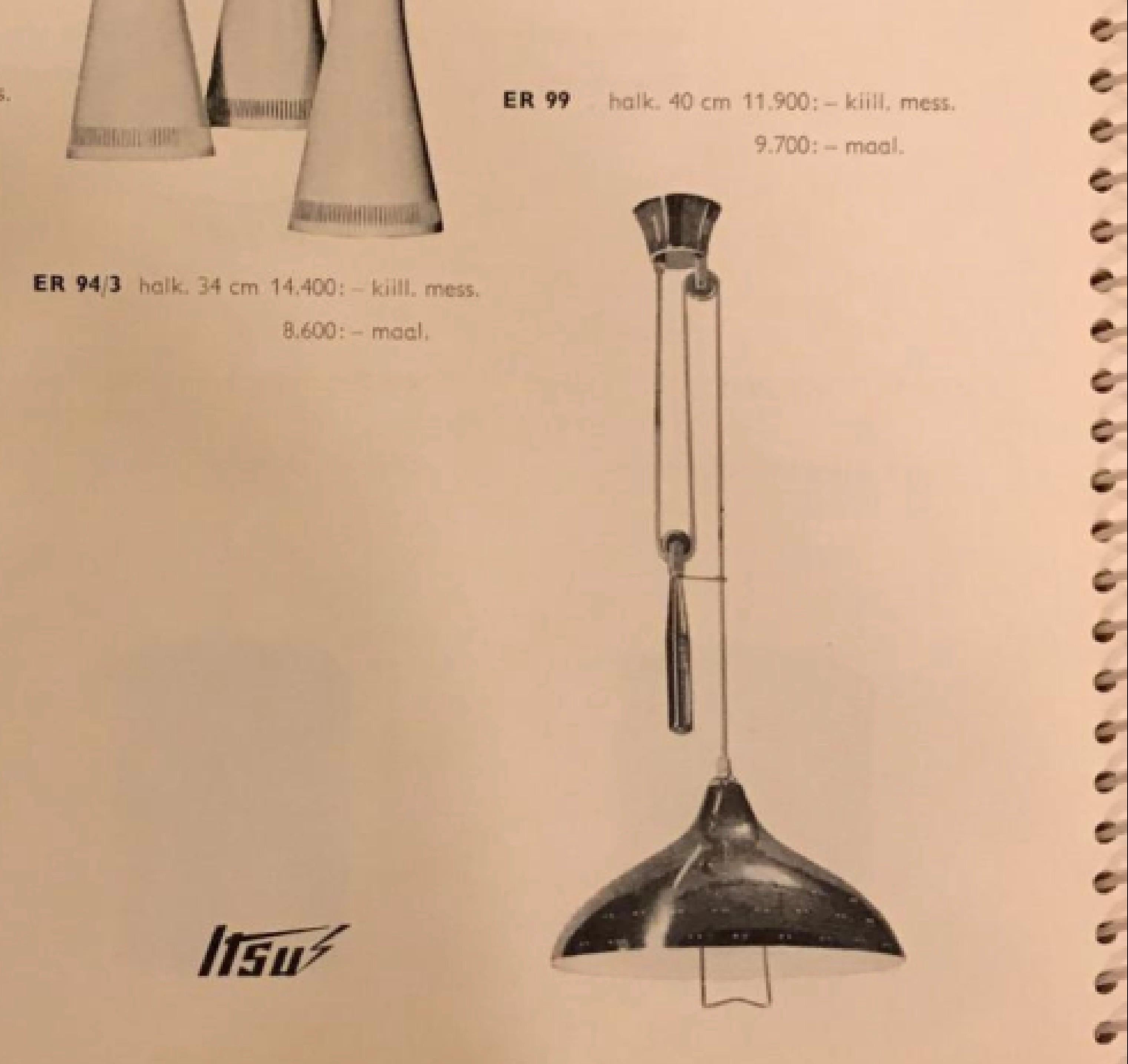 Lampe en laiton modèle Er99, fabriquée par Itsu Oy en Suède vers 1950. Dans le style des lampes de Paavo Tynell.
Écran perforé en laiton poli. Hauteur réglable avec un contrepoids. Diamètre 40 cm, hauteur environ 100 cm
Bon état
2 lampes disponibles