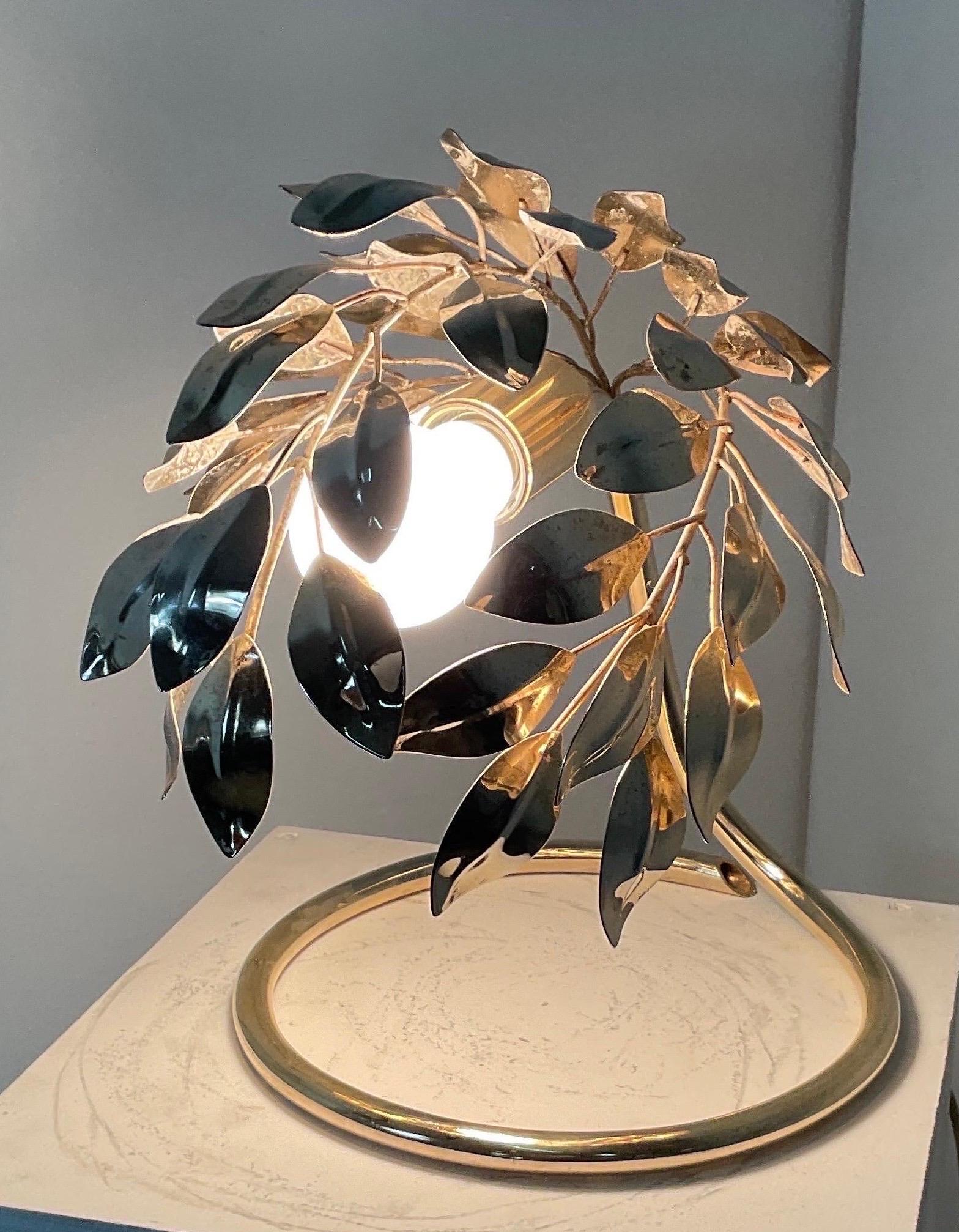 Magnificent lamp with Tone base and top structure in painted aluminum and represented in the form of laurel leaves. Lamapada in good condition and insertable in any context. Attributable Tommaso Barbi