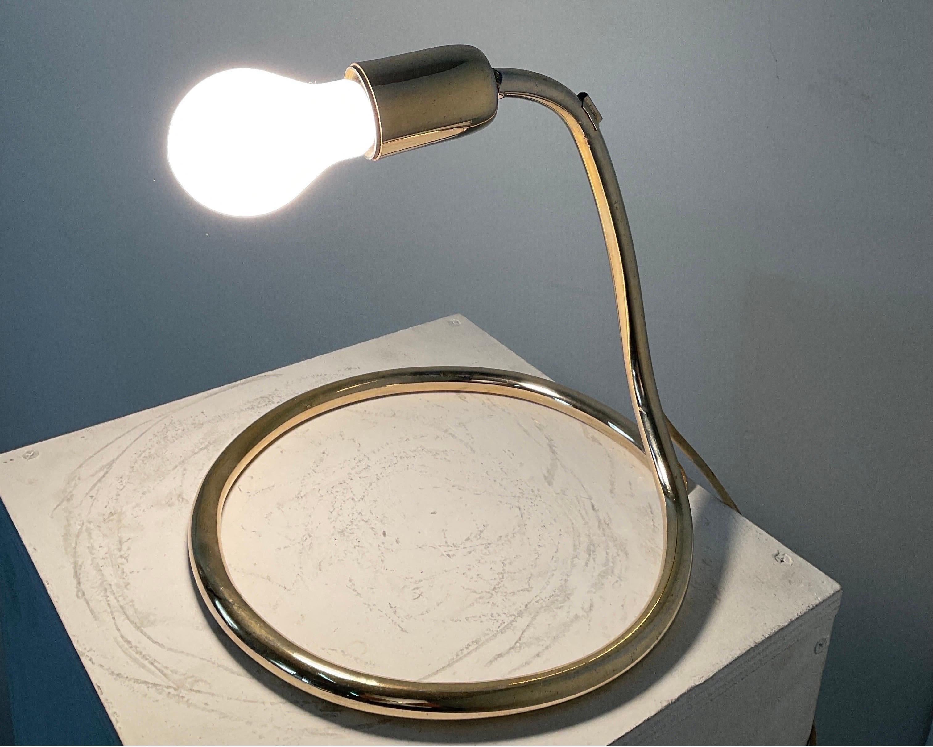 Lampe aus Messing im Stil von Tommaso Barbi im Angebot 3