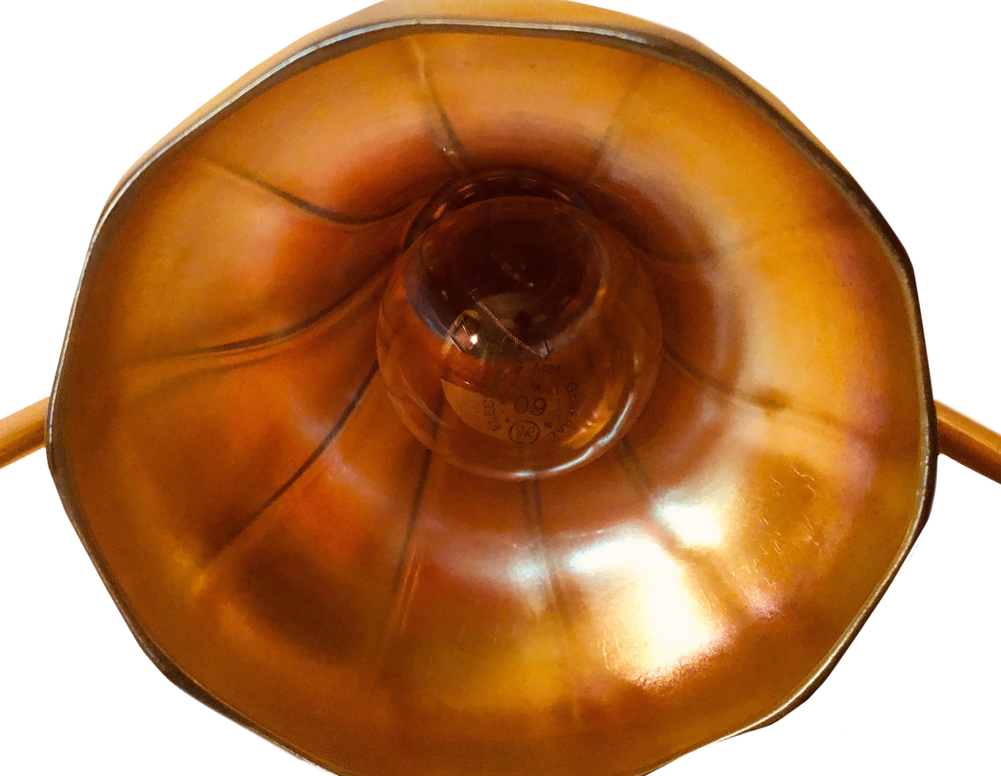 Americano Lampada in ottone con paralume Steuben in vendita