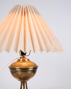 Messinglampe mit weißem Schirm aus den 1930er Jahren
