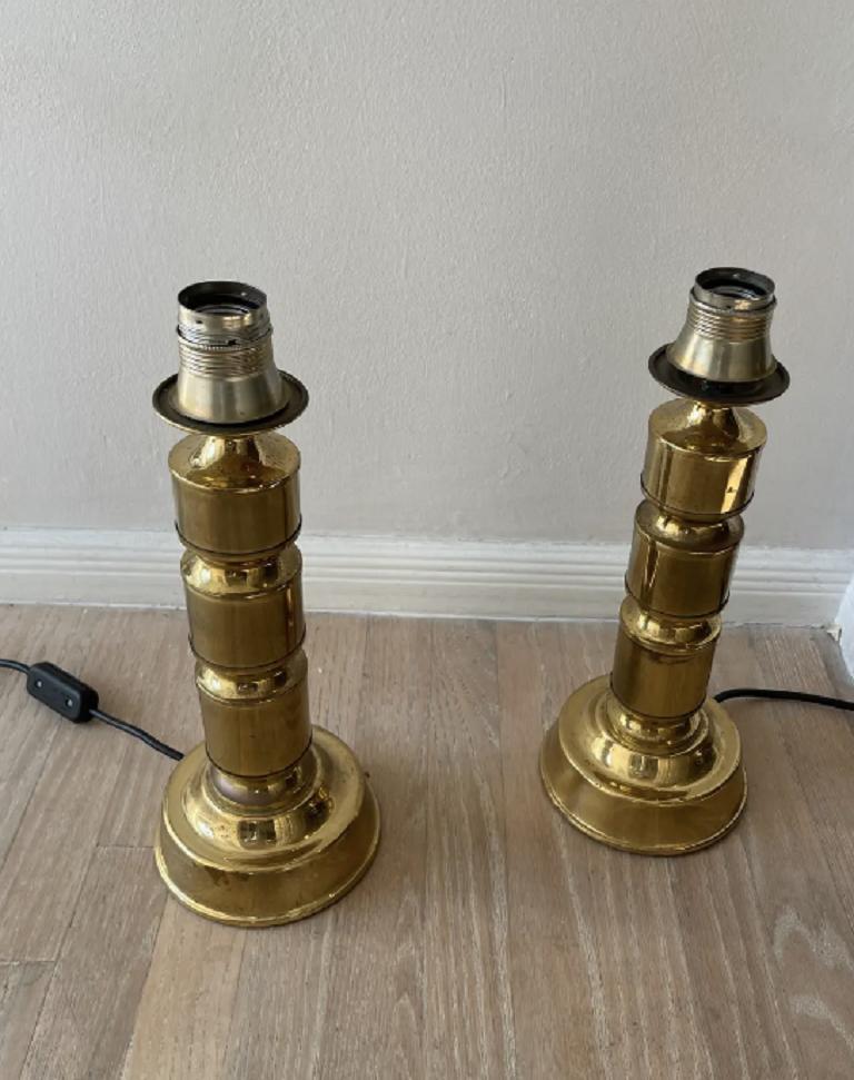 Paire de lampes en laiton, parfaites pour tout espace ou style de design. Ajoutez un abat-jour en lin pour un style moderne, ou à motifs pour un style traditionnel. Ils résisteront à l'épreuve du temps. Câblage américain et état de fonctionnement. 