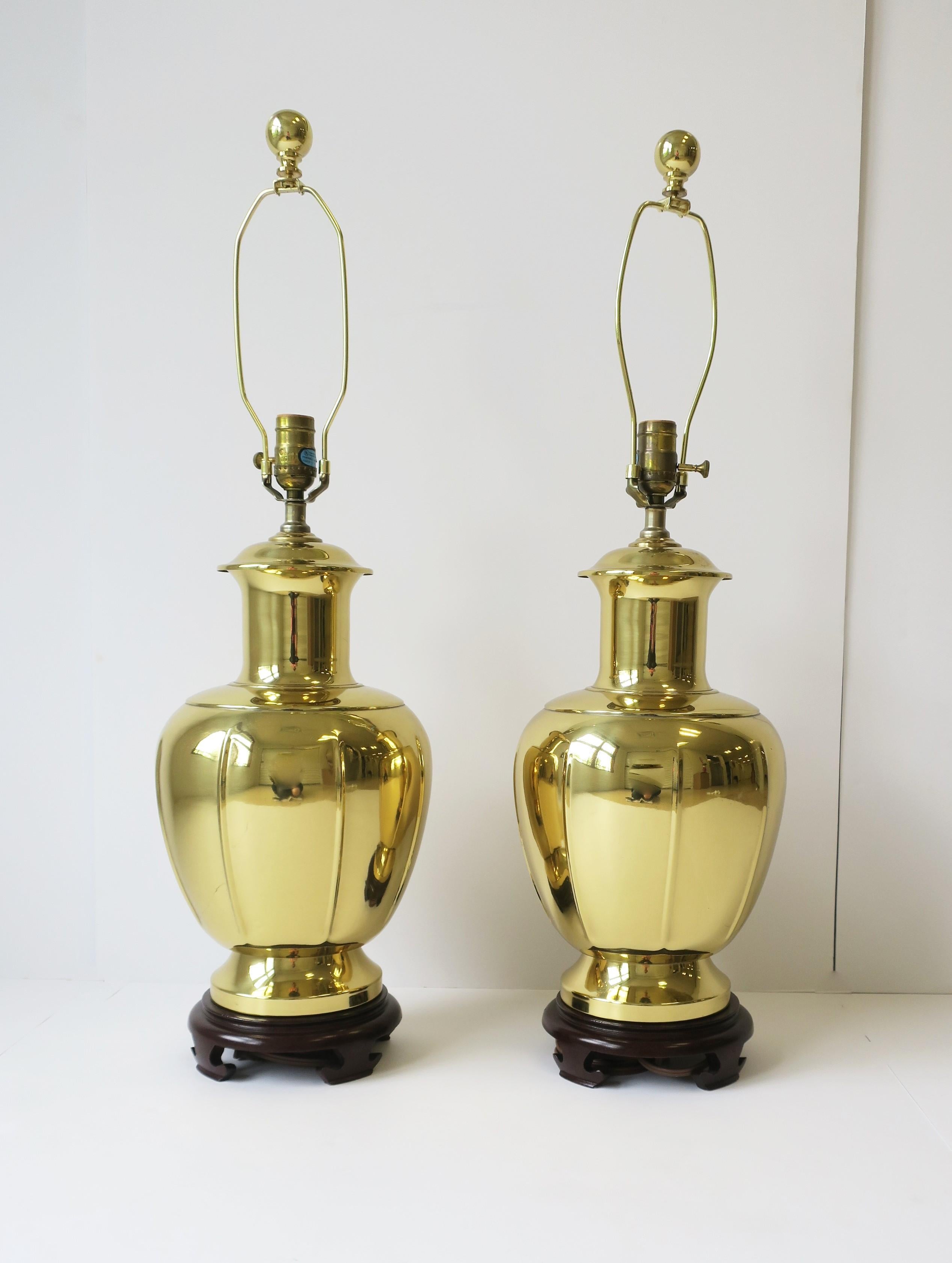 Anodisé Paire de lampes de bureau en laiton doré de style chinoiseries d'après le designer James Mont en vente