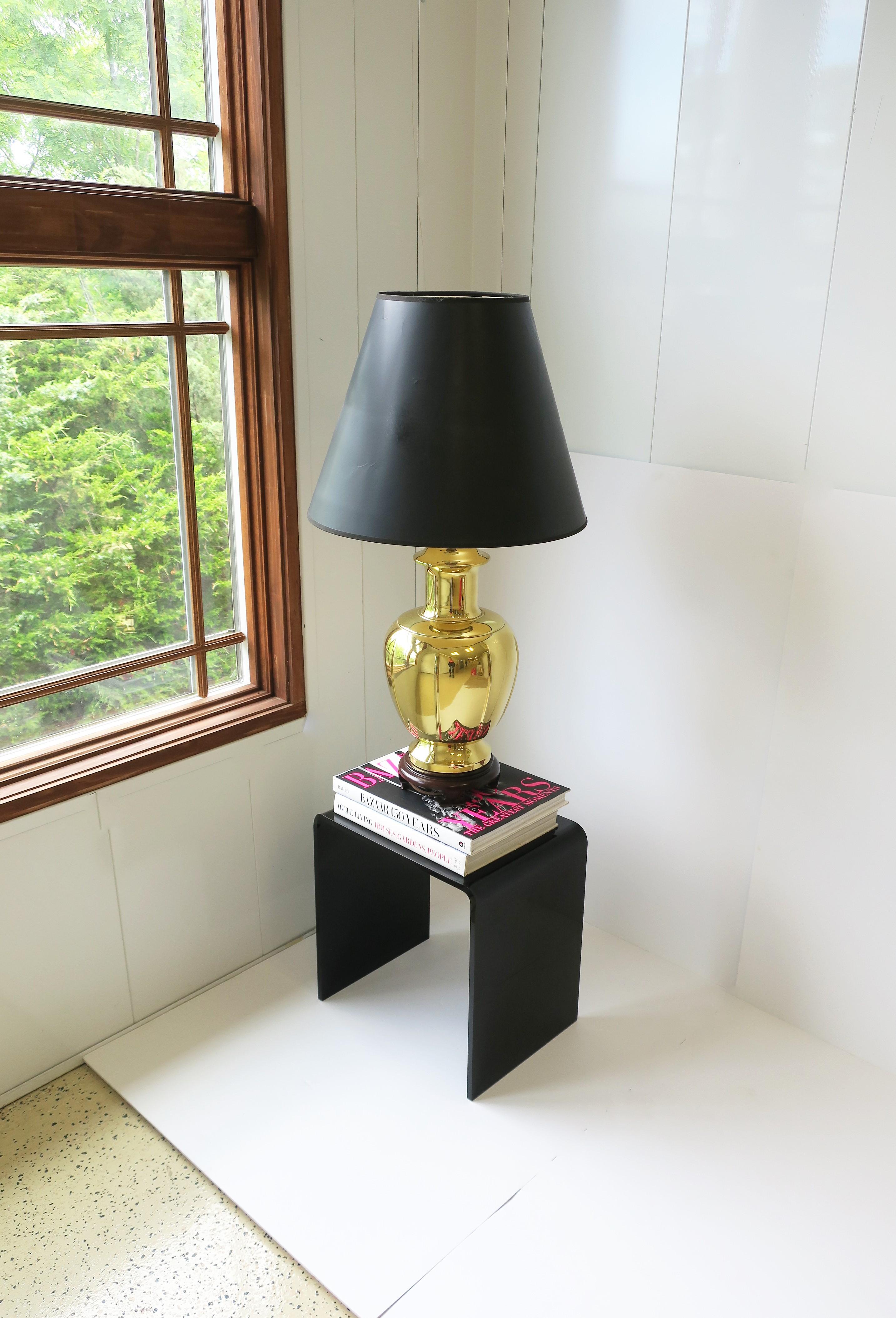 Chinoiserie Style Gold Brass Table Lamps after Designer James Mont, a Pair In Good Condition For Sale In New York, NY