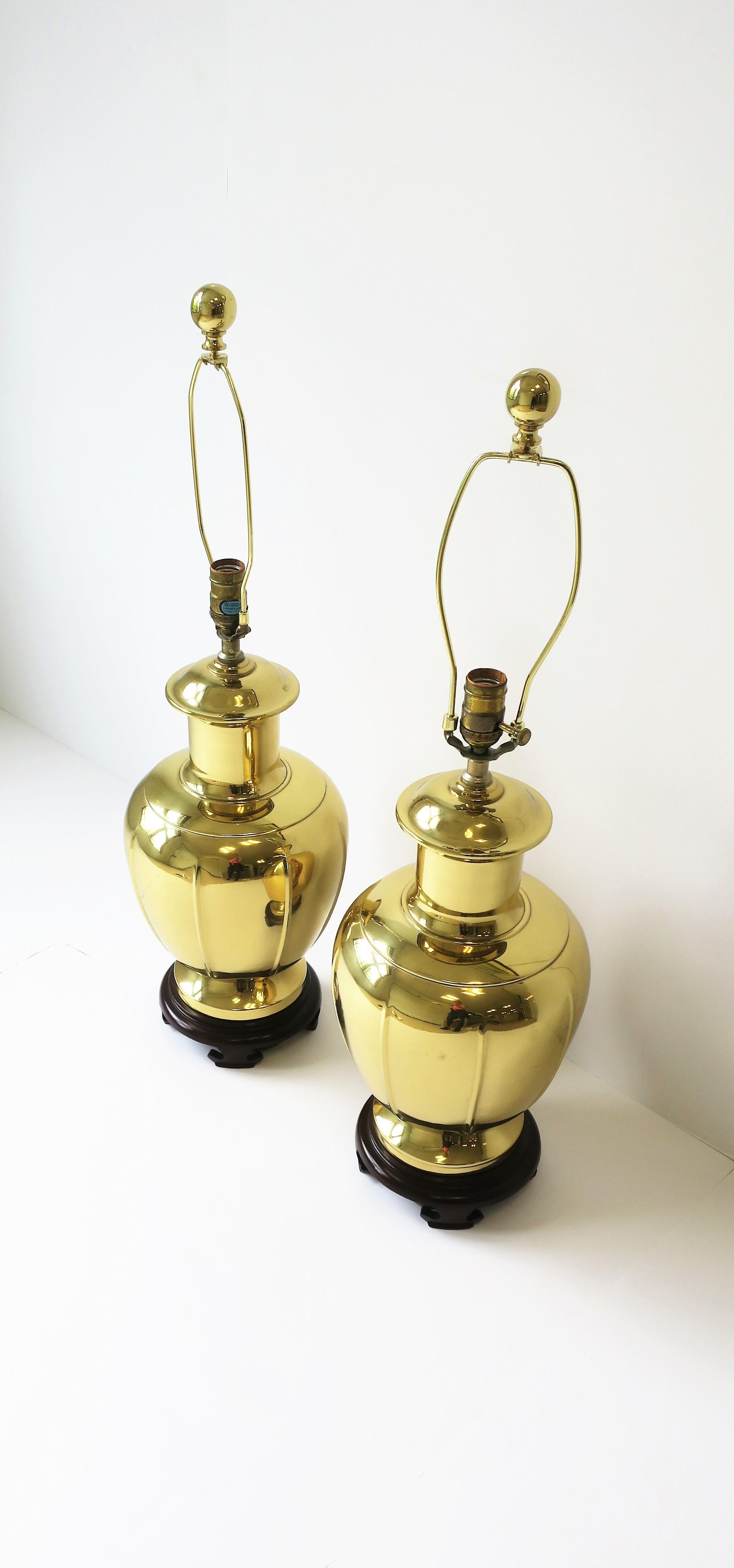 Paire de lampes de bureau en laiton doré de style chinoiseries d'après le designer James Mont en vente 2