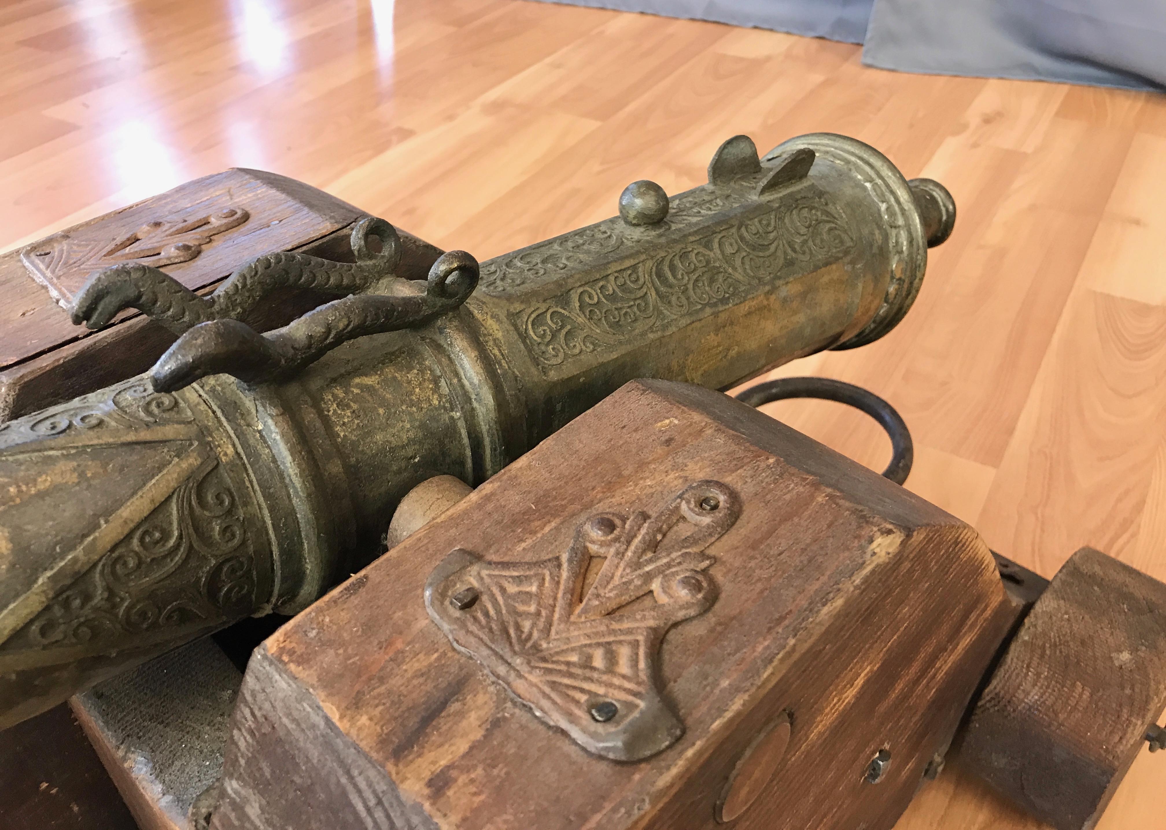Brass Lantaka Cannon from South East Asia on Custom Wood Carriage, circa 1900 In Good Condition In San Francisco, CA