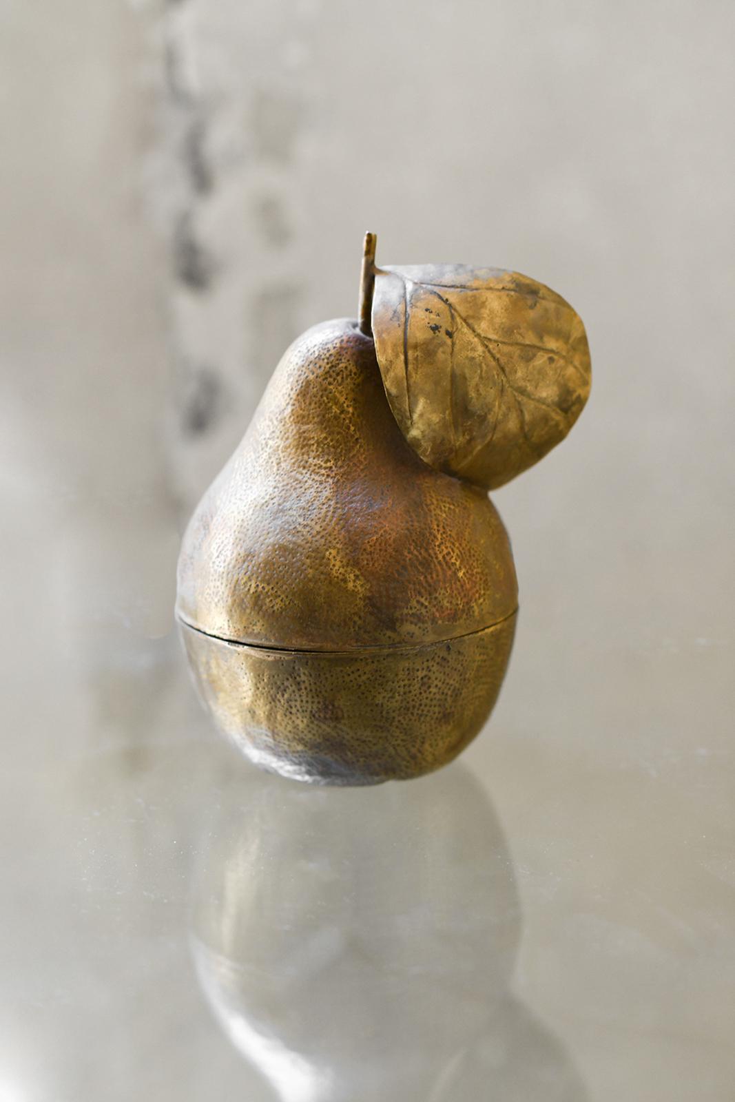 Contenitori in ottone a forma di pera - Edizioni Molto
Dettagli del prodotto
Realizzato a mano in Italia in edizione limitata.
Prodotte con precisione, queste sculture offrono un'estetica accattivante e una solida struttura in ottone.
Il lavoro