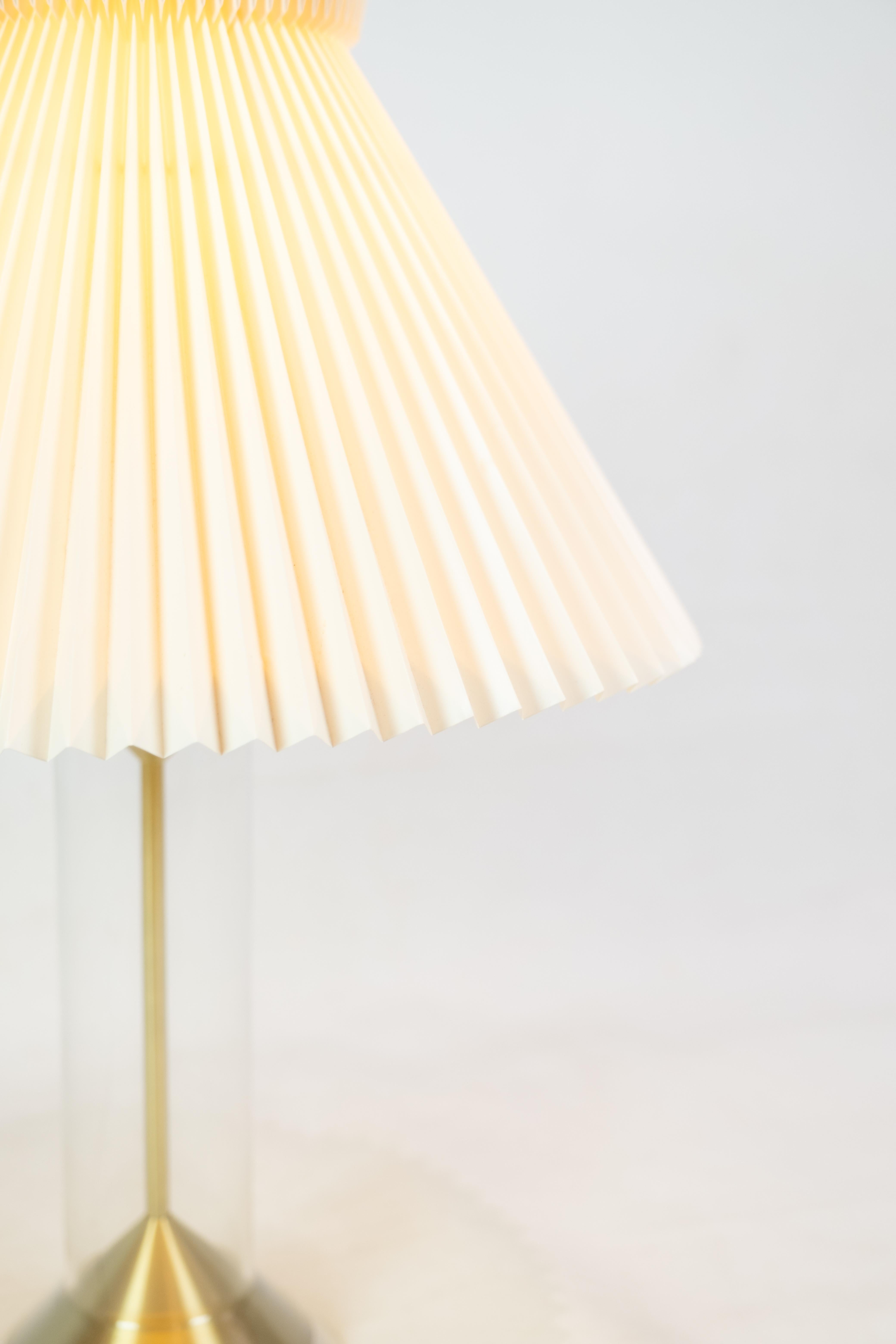La lampe de table en laiton, modèle 303b, est un magnifique design d'Aage Petersen pour Le Klint, qui allie élégance et fonctionnalité.

Aage Petersen était un célèbre designer danois connu pour ses designs de lampes innovants, et sa Collaboration