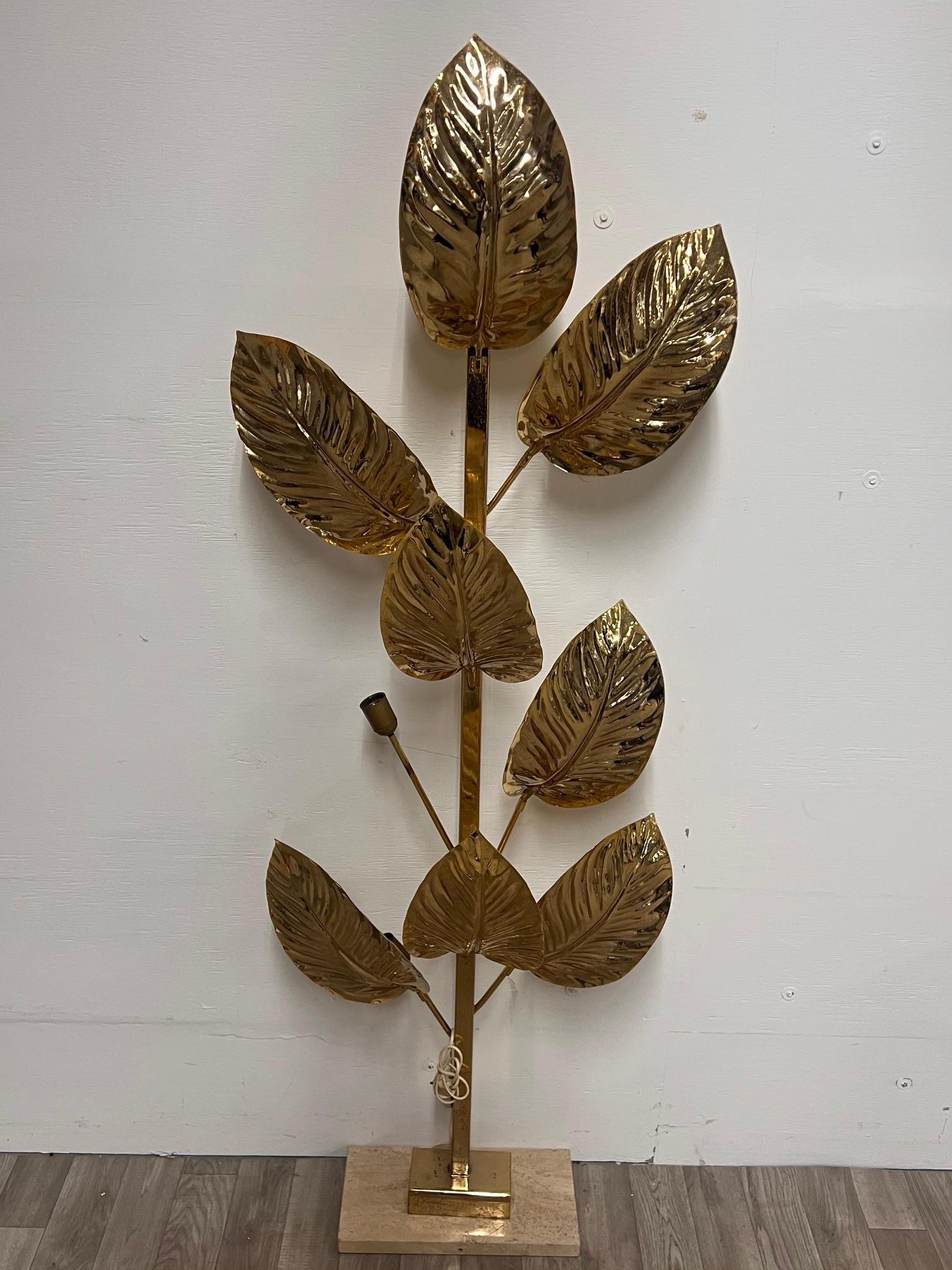 Fine XX secolo Lampada da terra a foglia d'ottone in vendita