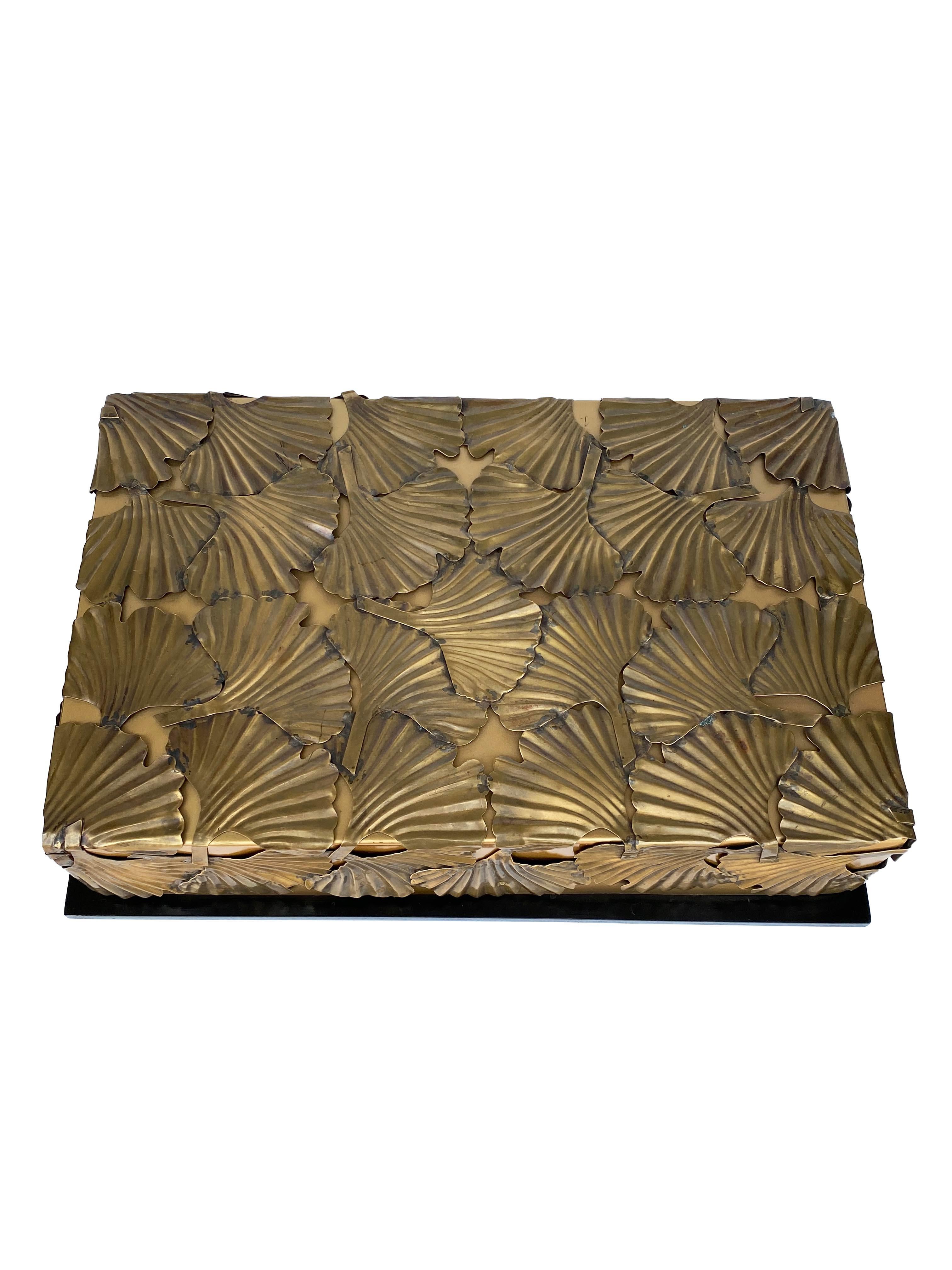 Boîte de Gingko à feuilles de laiton par Laura Kirar Bon état - En vente à Scottsdale, AZ