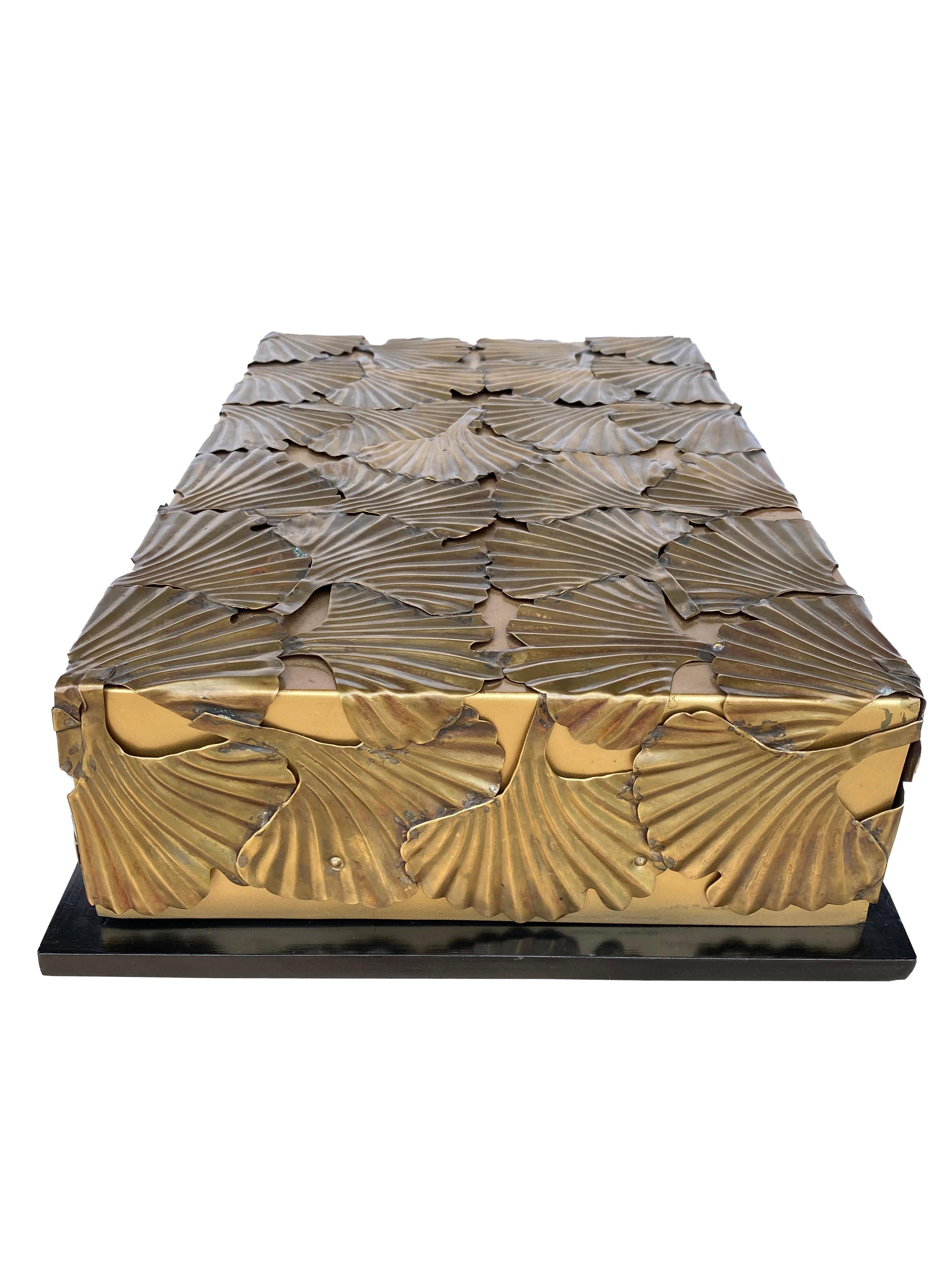 Boîte de Gingko à feuilles de laiton par Laura Kirar en vente 1