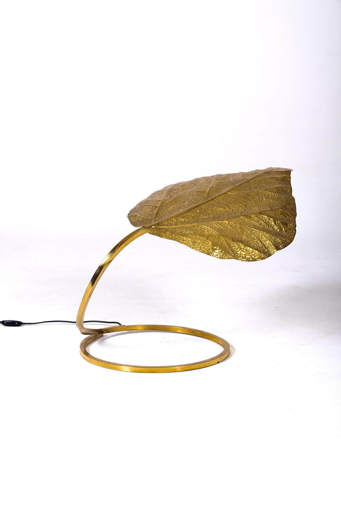 Brass leaf-shaped lamp attributed to designer Tommaso Barbi for Bottega Sad in the 1970s. This lamp is fully functional and pairs seamlessly with furniture by designers like Gérard Guermonprez, Maison Regain, or Guillerme & Chambron.
DV172