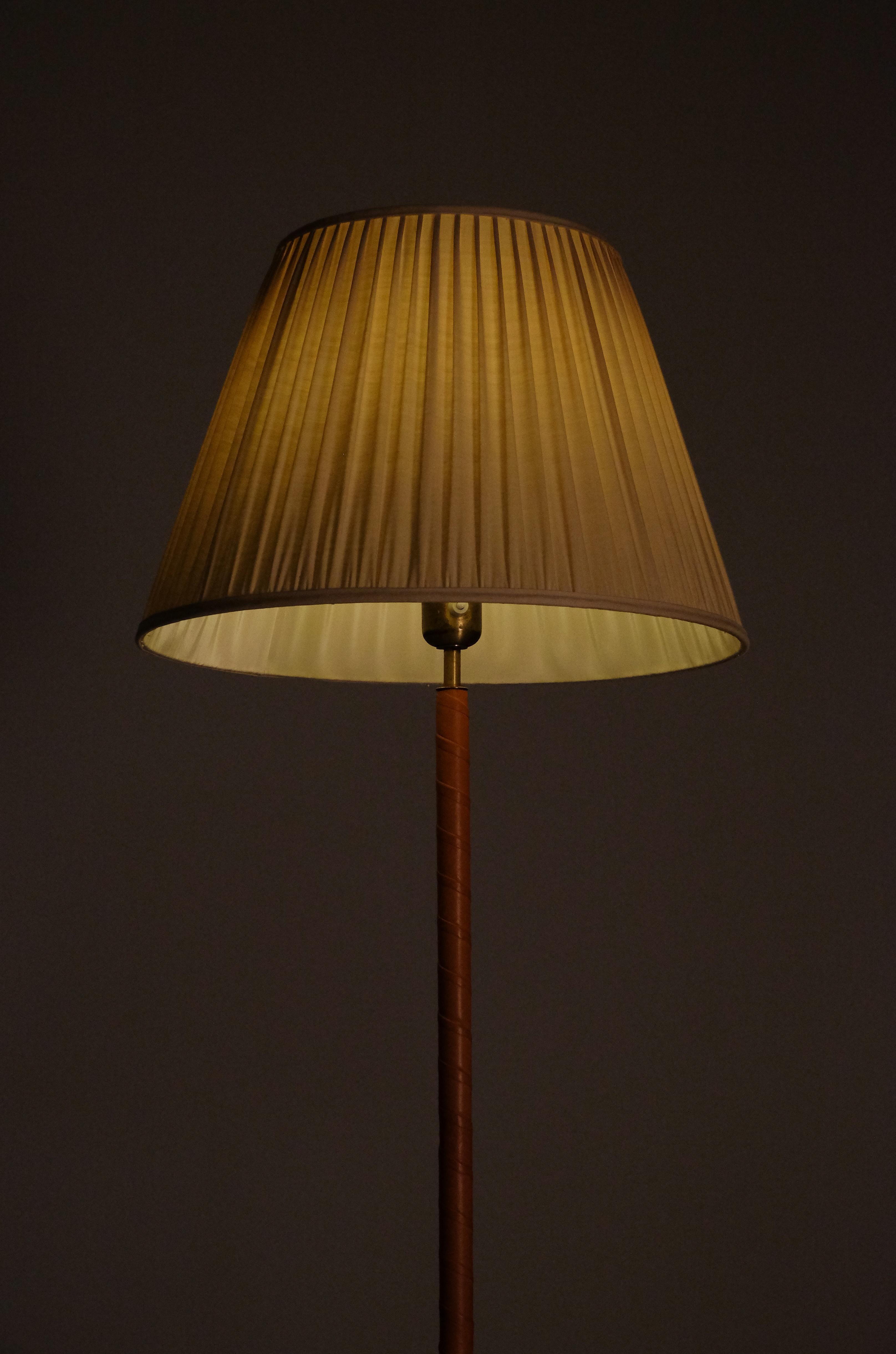 Rare paire de lampadaires ASEA produits en Suède, années 1950. 
Laiton, cuir et teintes d'origine.
 