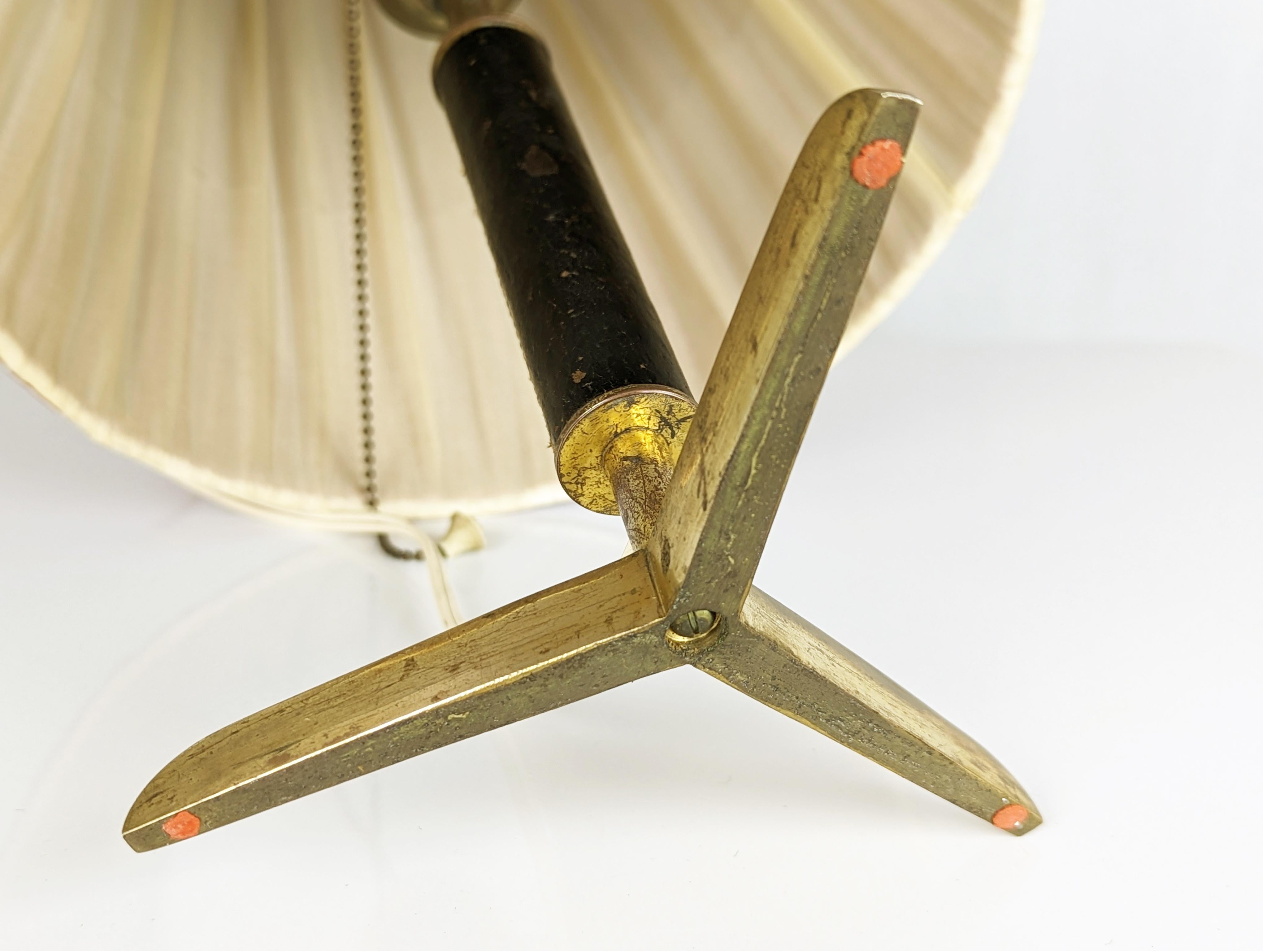 Lampe de table en laiton et cuir The Modernity en vente 3